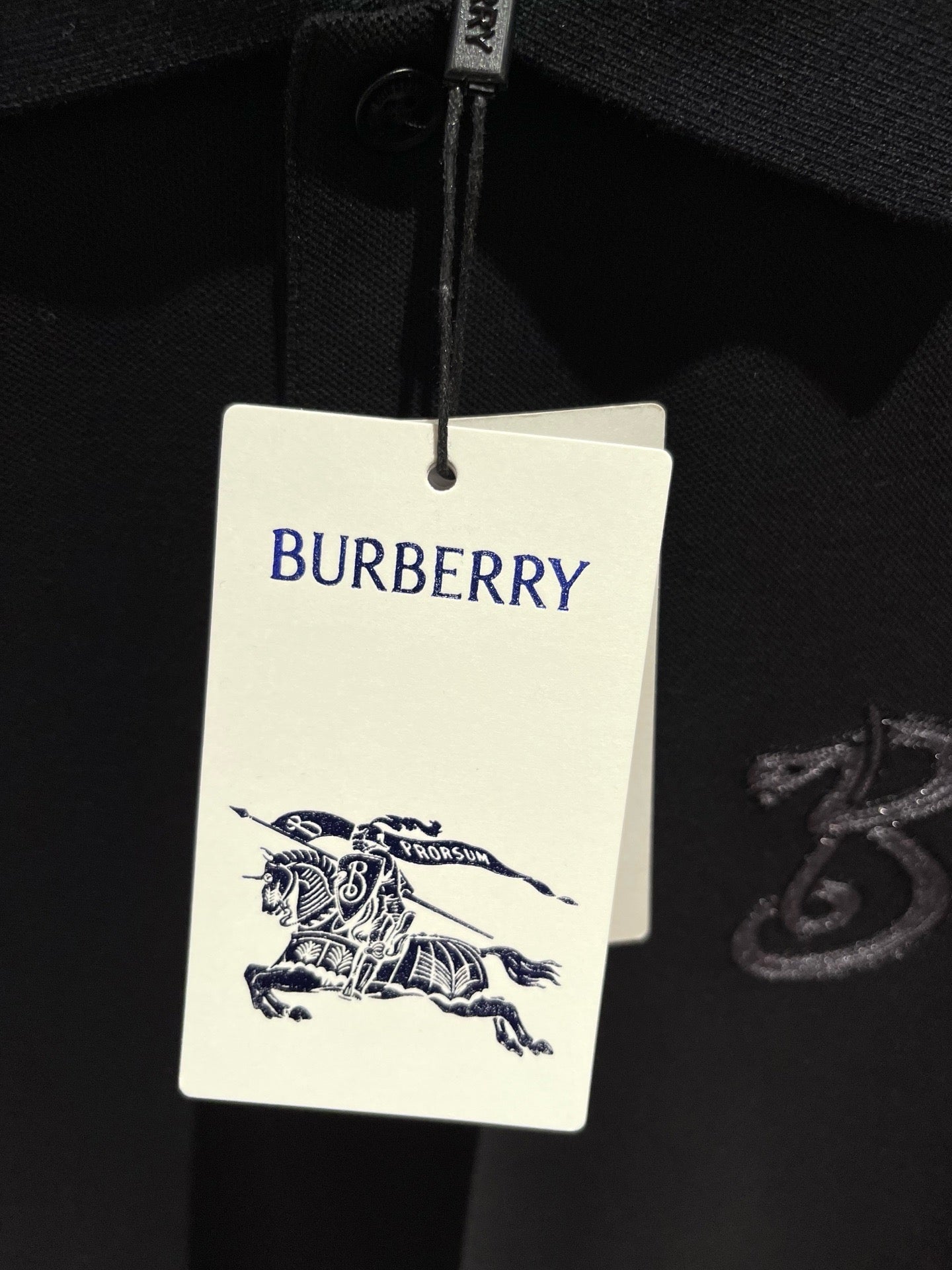 Schwarzes und rotes Polo