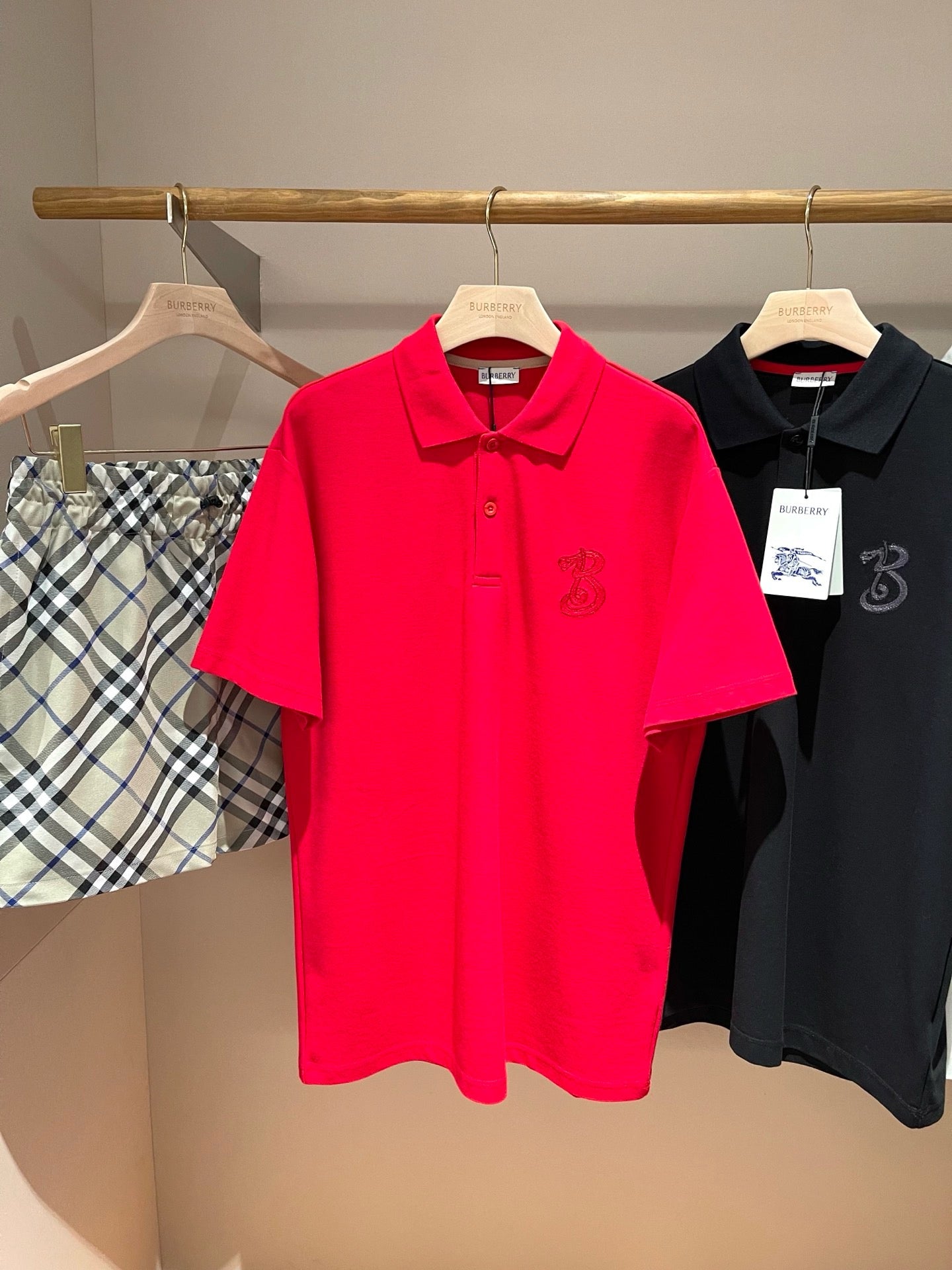 Schwarzes und rotes Polo