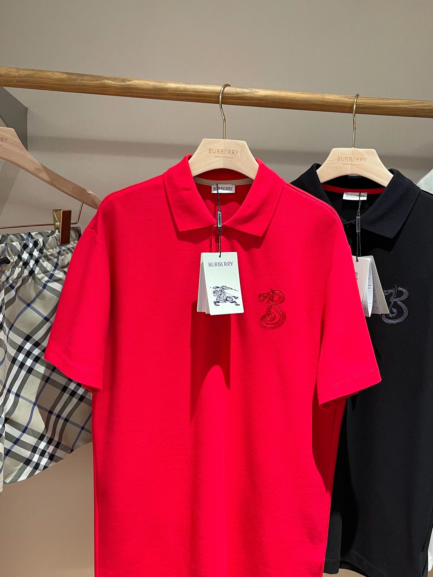 Schwarzes und rotes Polo