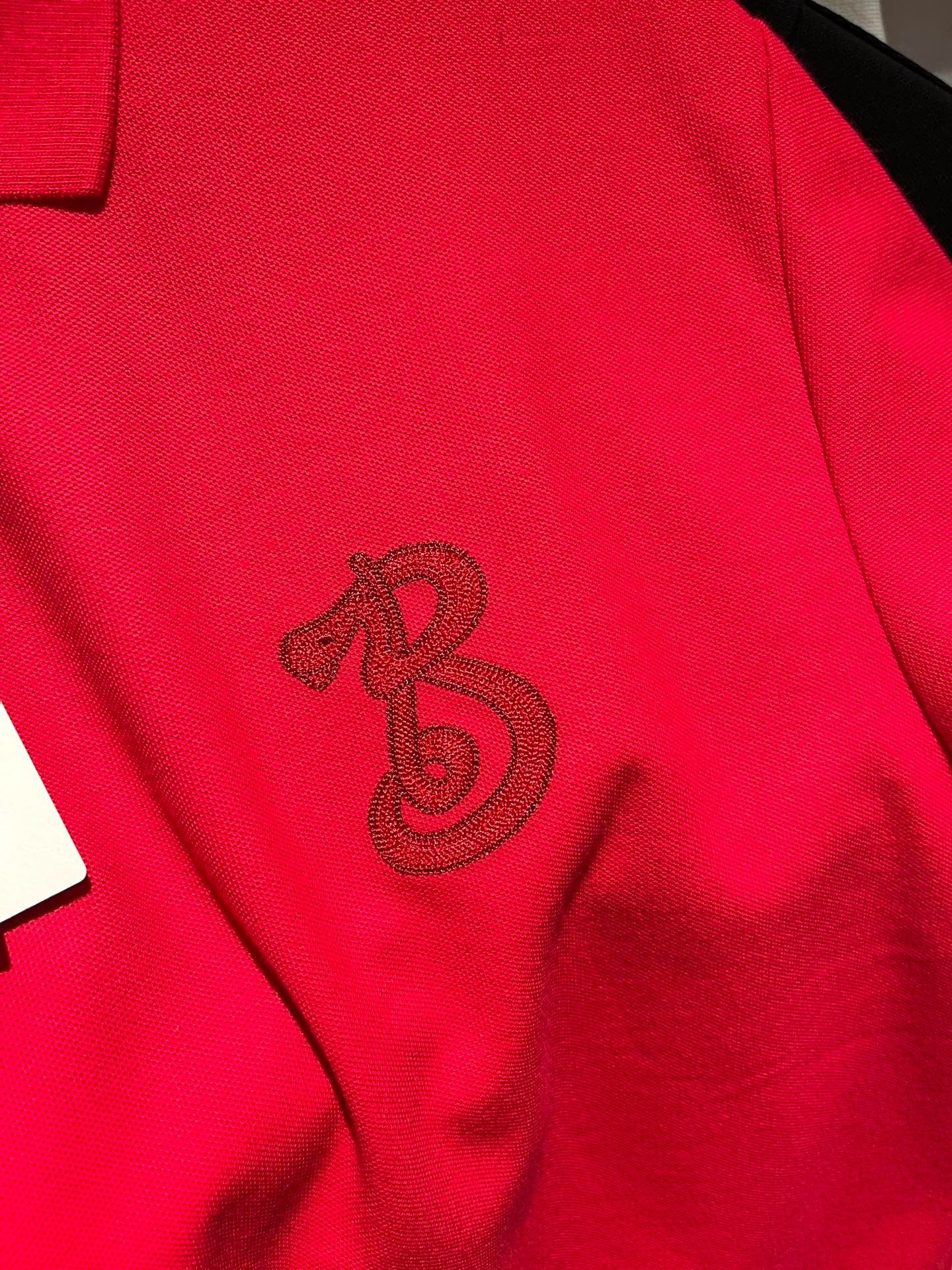 Schwarzes und rotes Polo