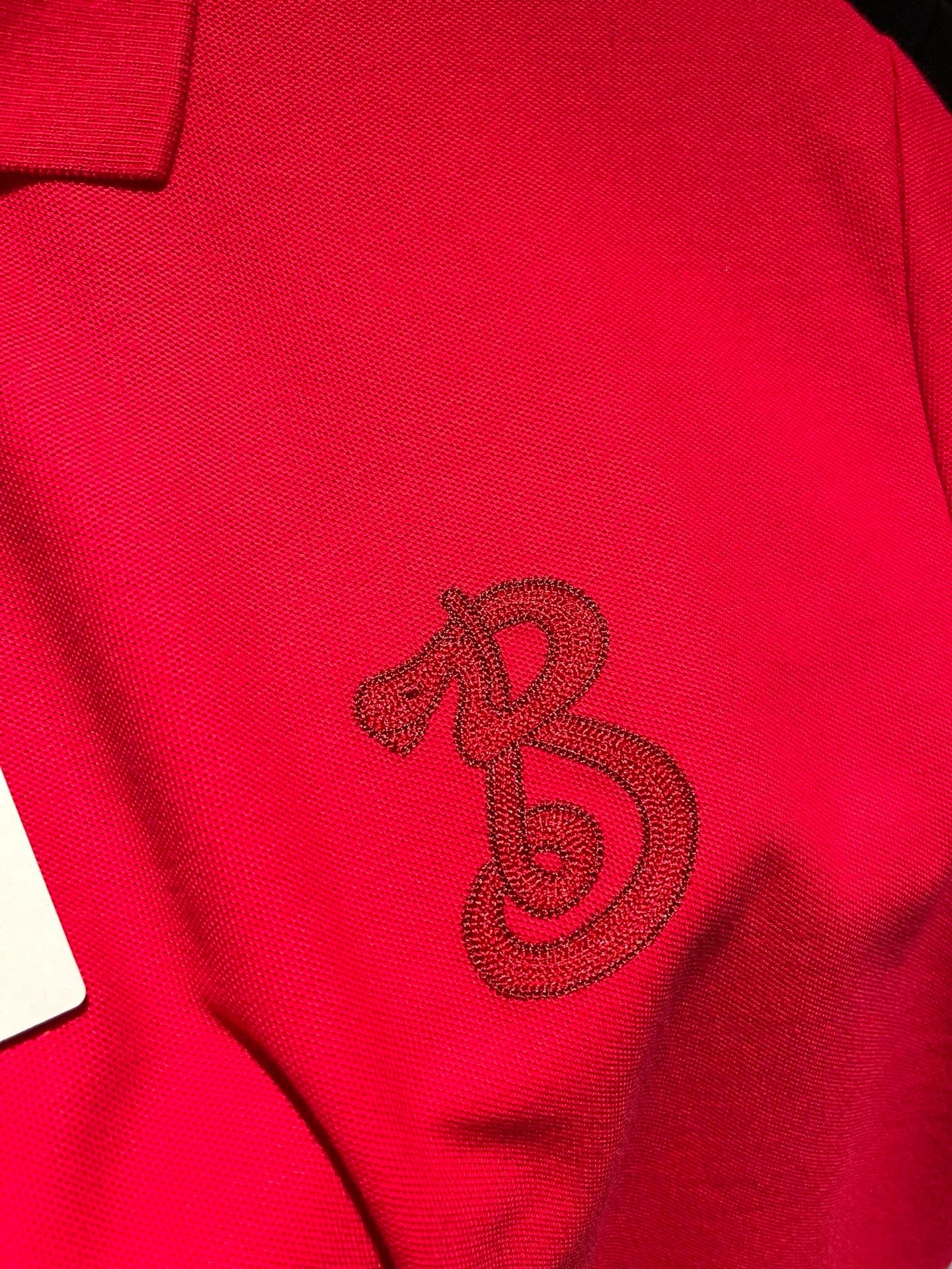 Schwarzes und rotes Polo