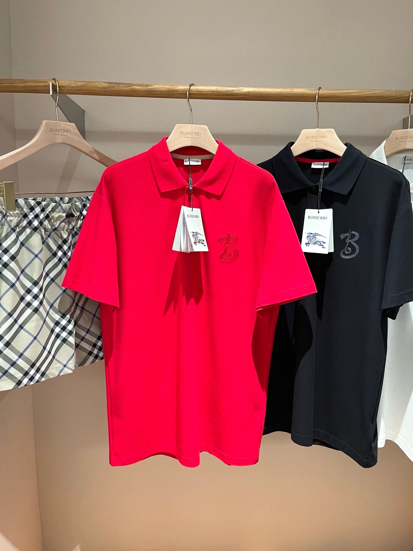 Schwarzes und rotes Polo