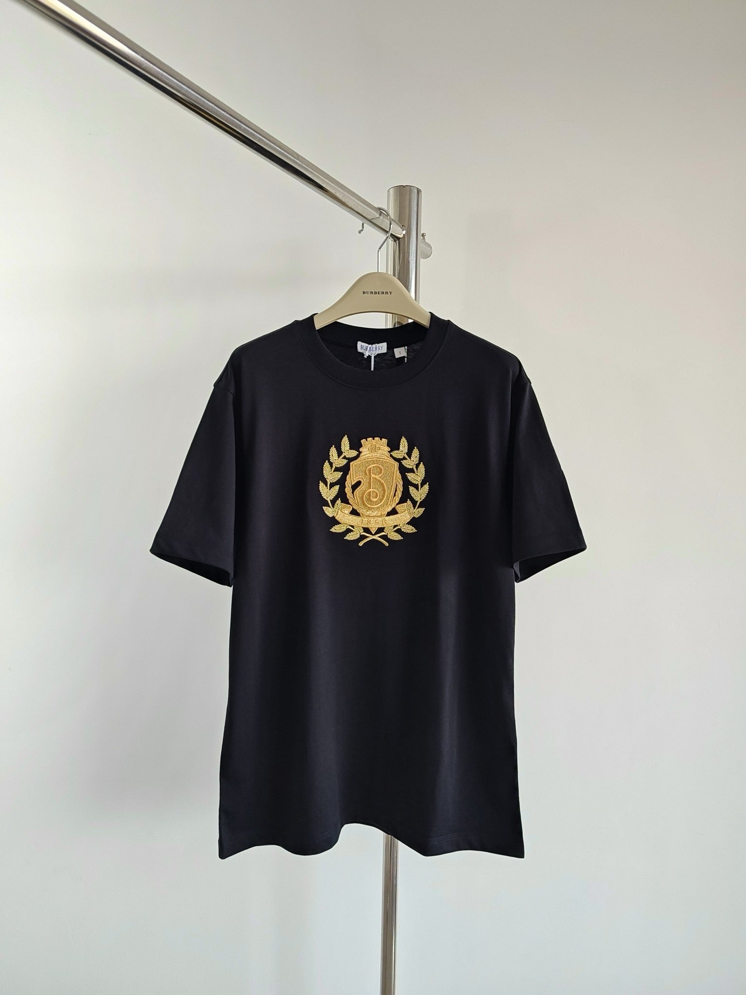 Schwarz-weißes T-Shirt
