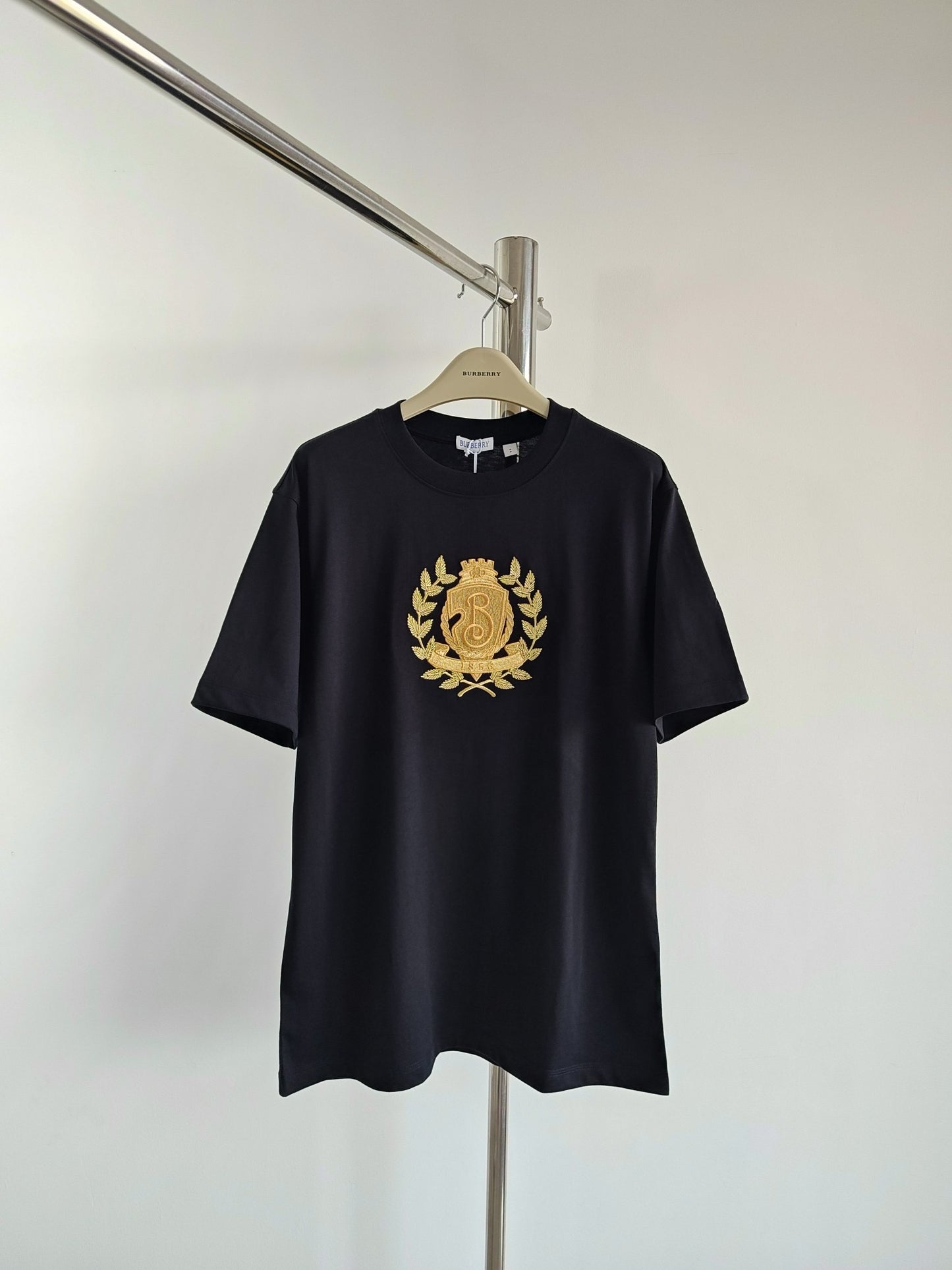 Schwarz-weißes T-Shirt