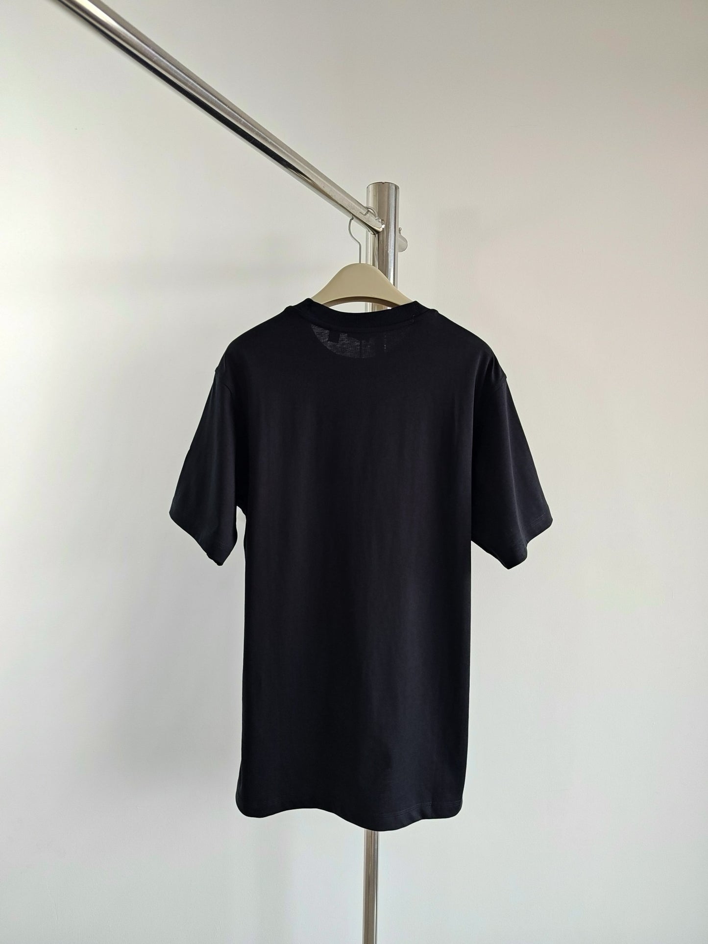 Schwarz-weißes T-Shirt