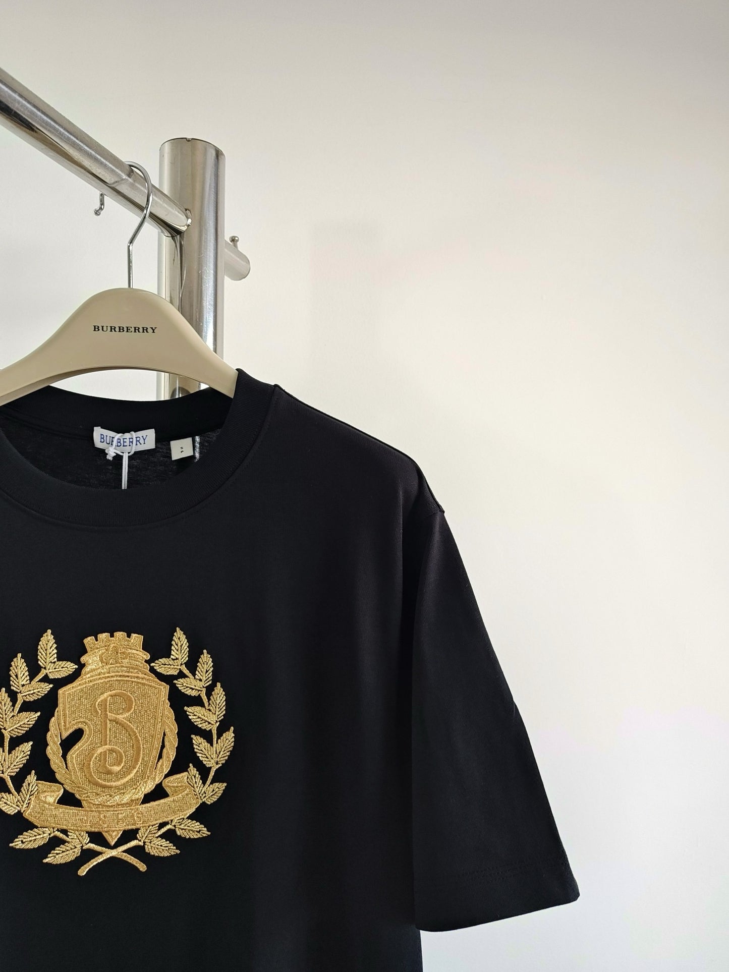 Schwarz-weißes T-Shirt