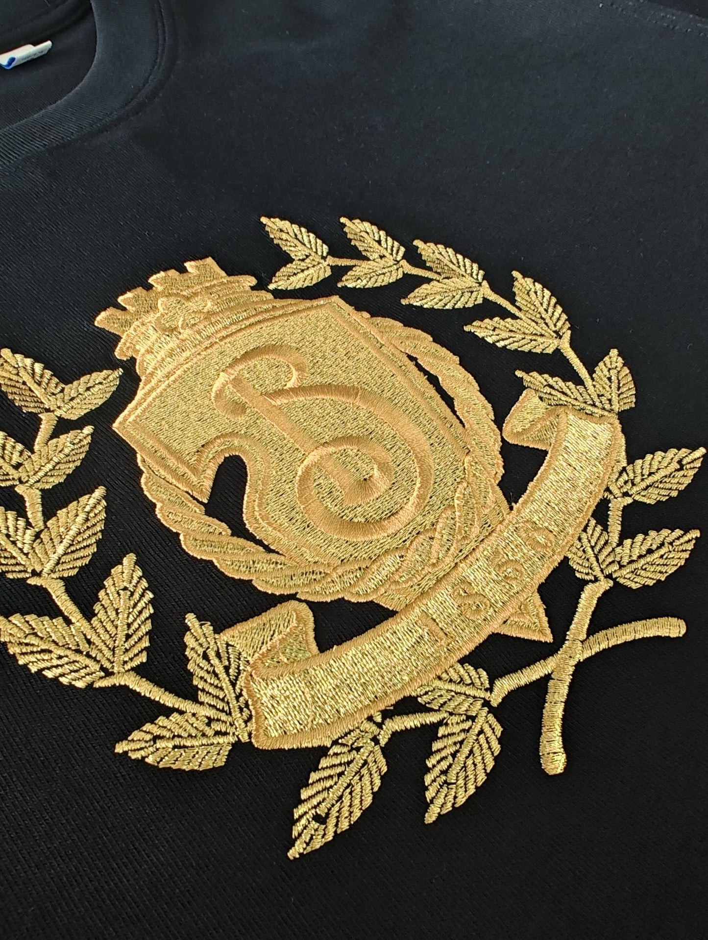 Schwarz-weißes T-Shirt