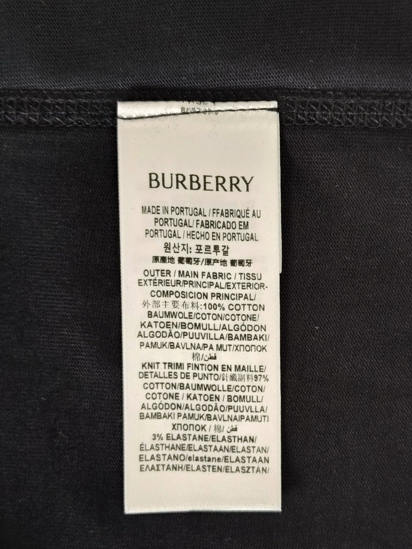 Schwarz-weißes T-Shirt