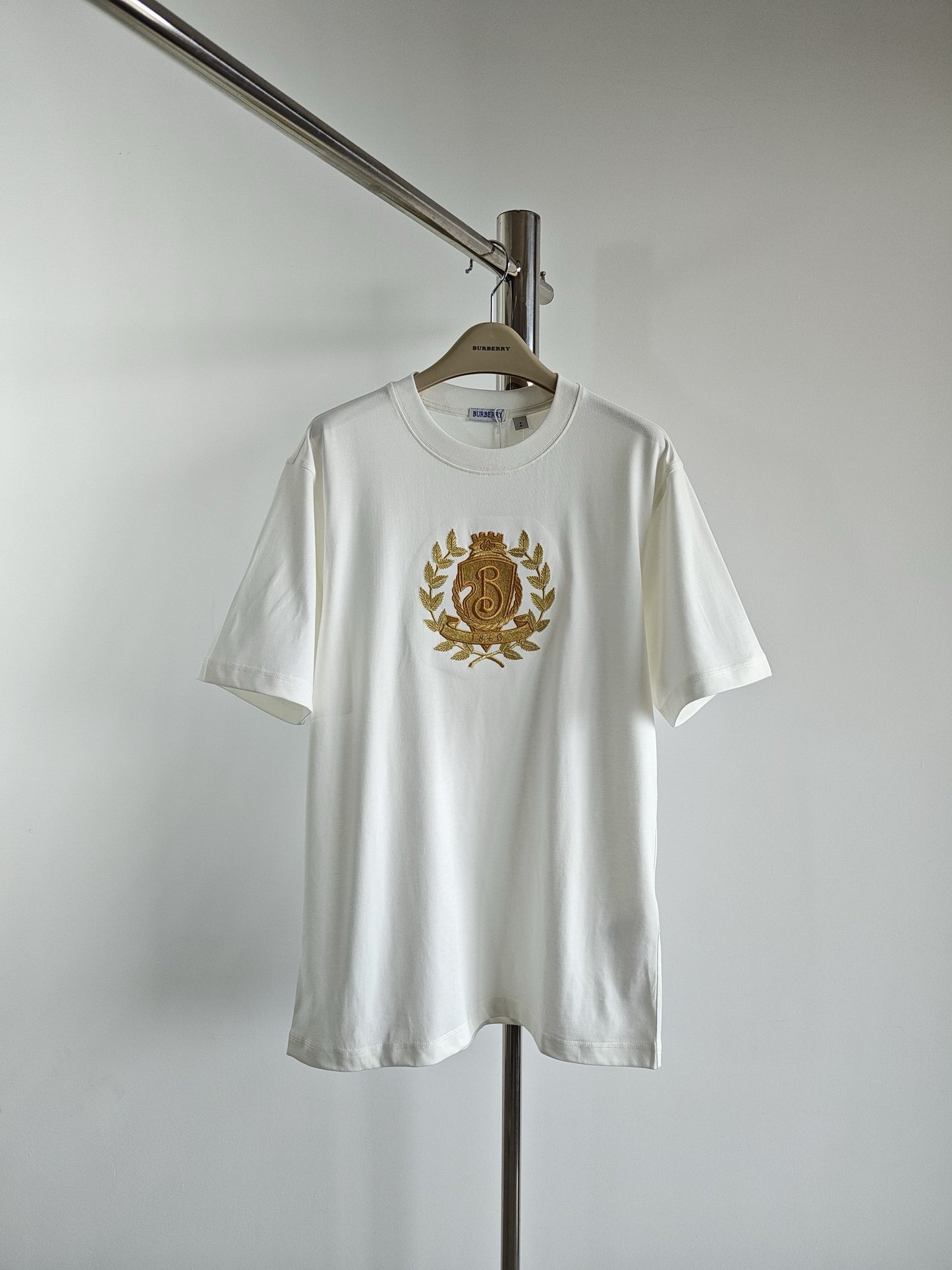 Schwarz-weißes T-Shirt