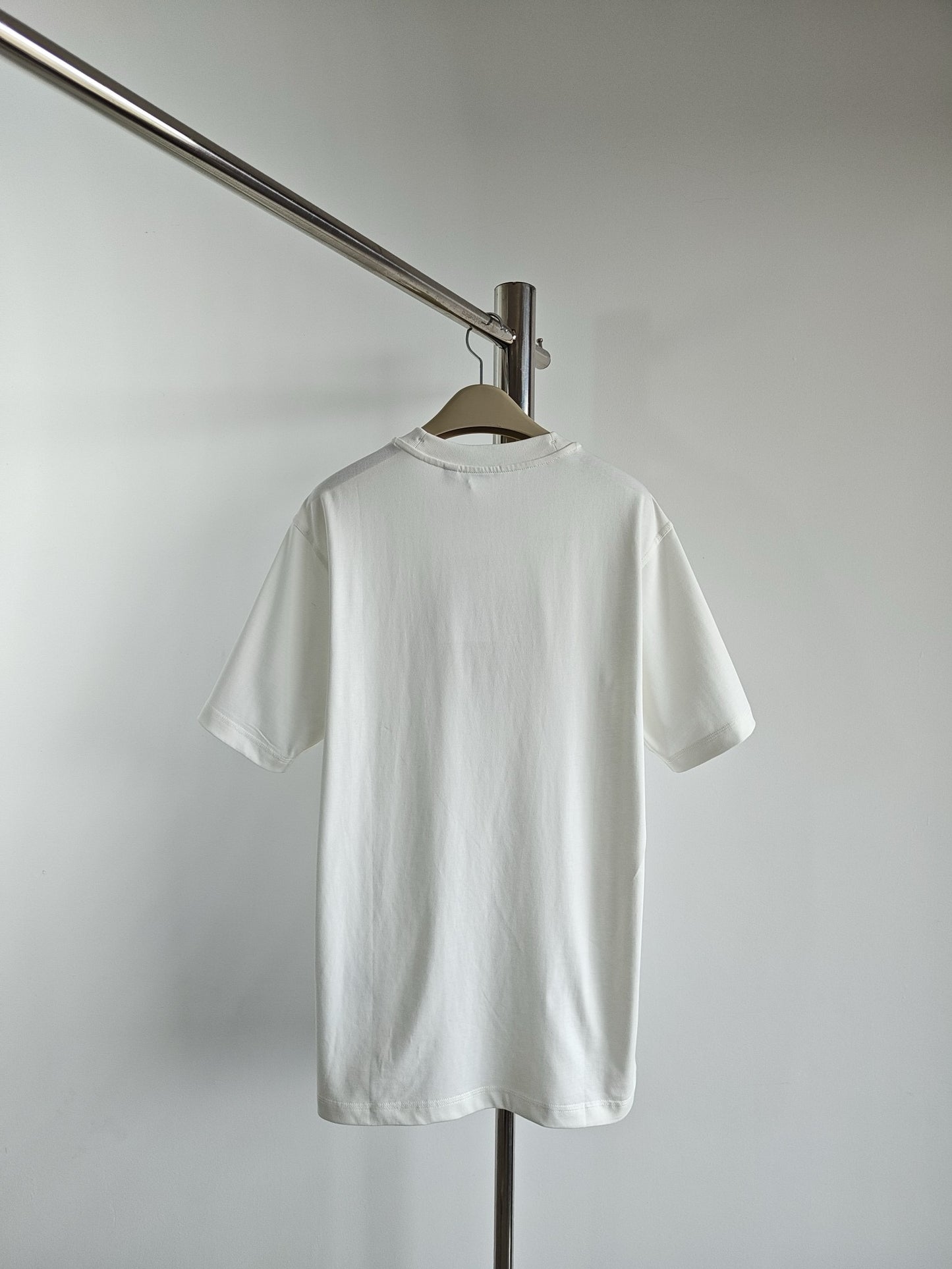 Schwarz-weißes T-Shirt