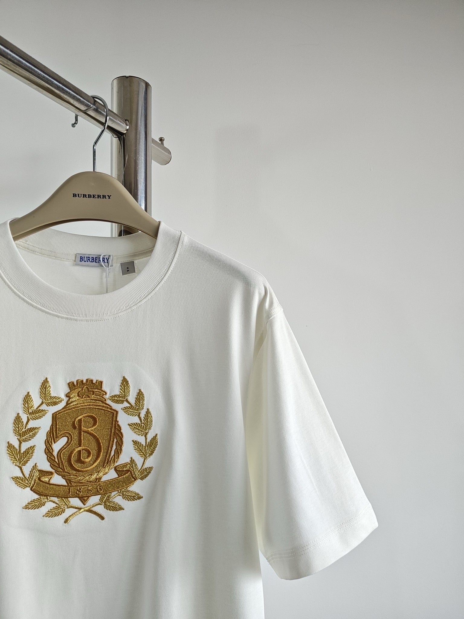 Schwarz-weißes T-Shirt