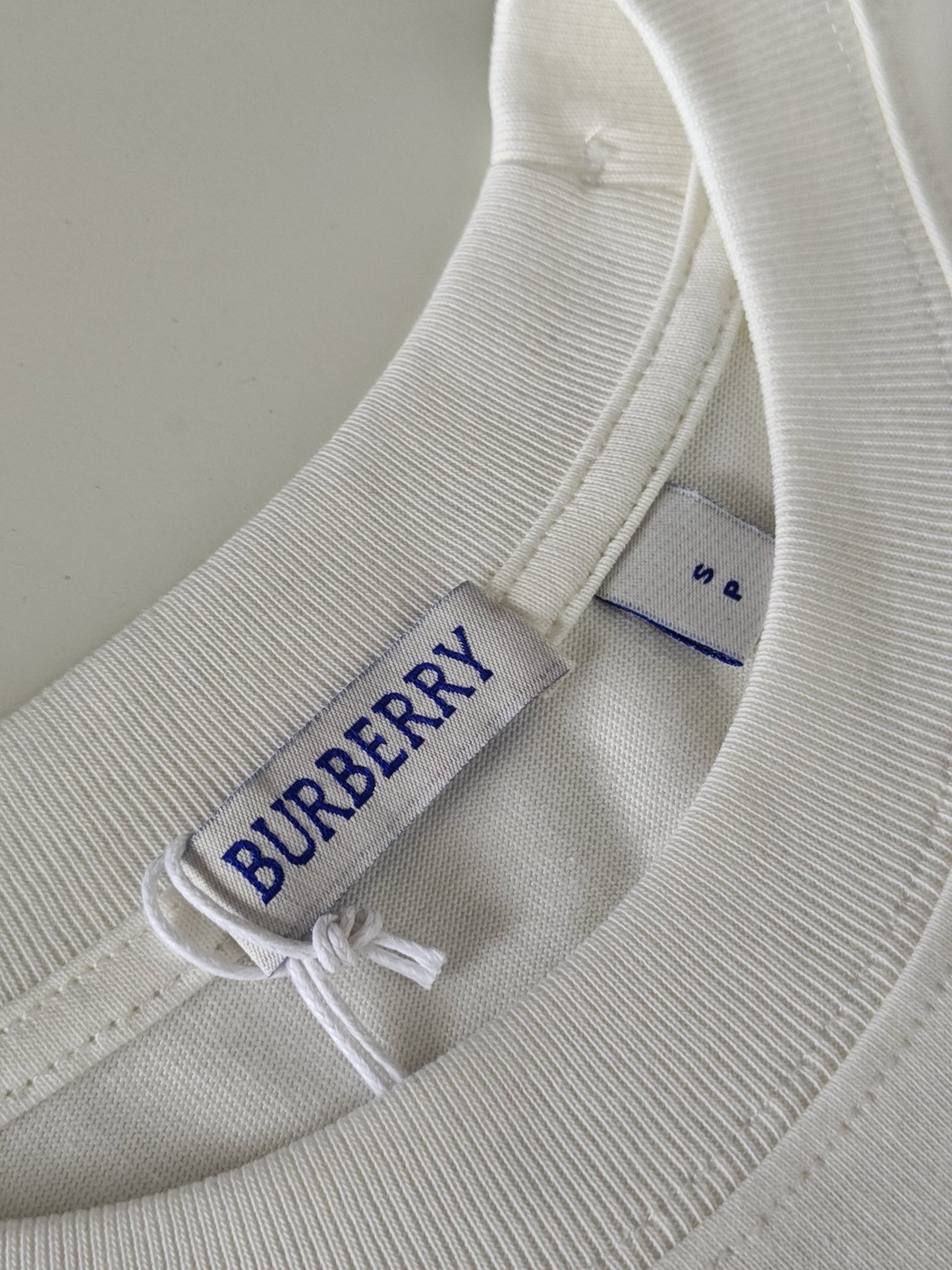 Schwarz-weißes T-Shirt