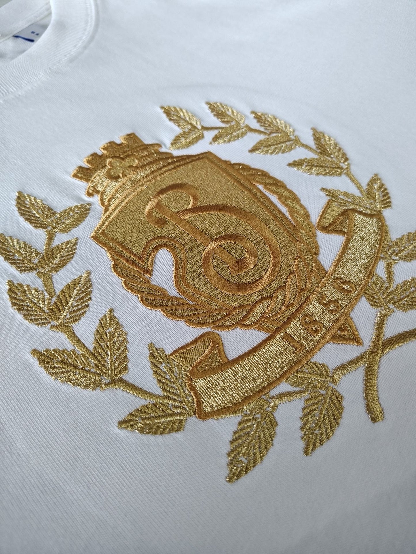 Schwarz-weißes T-Shirt