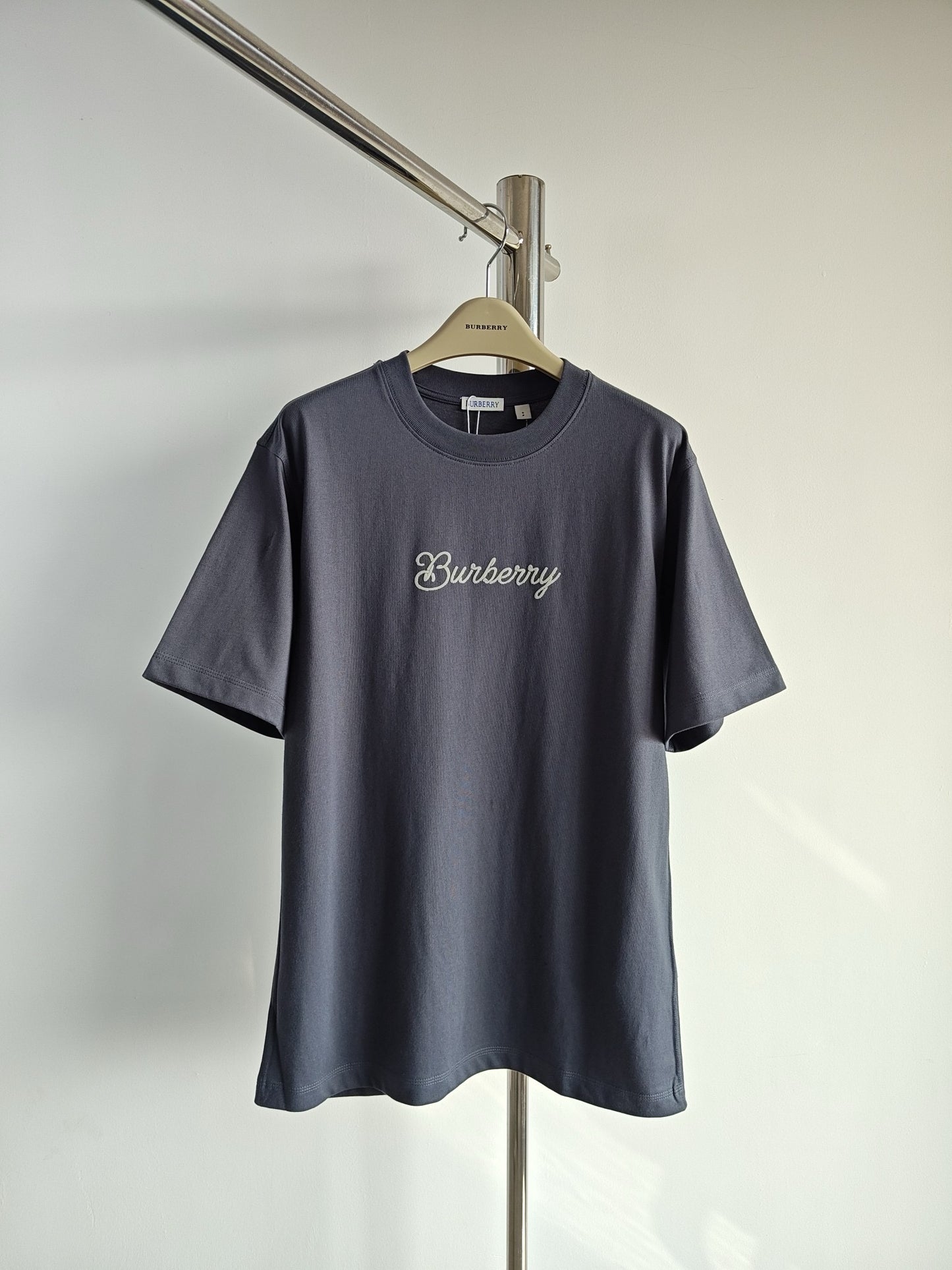 Schwarz-weißes T-Shirt