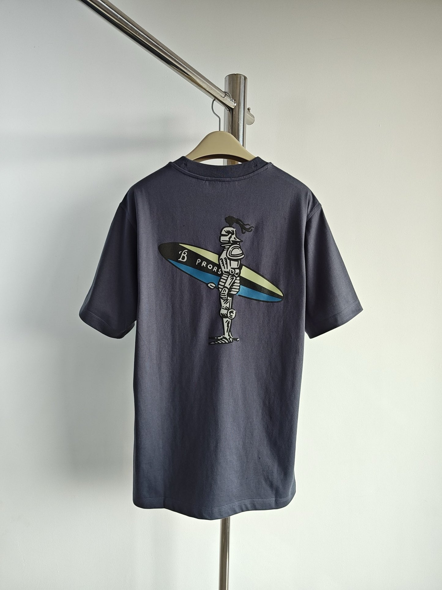 Schwarz-weißes T-Shirt