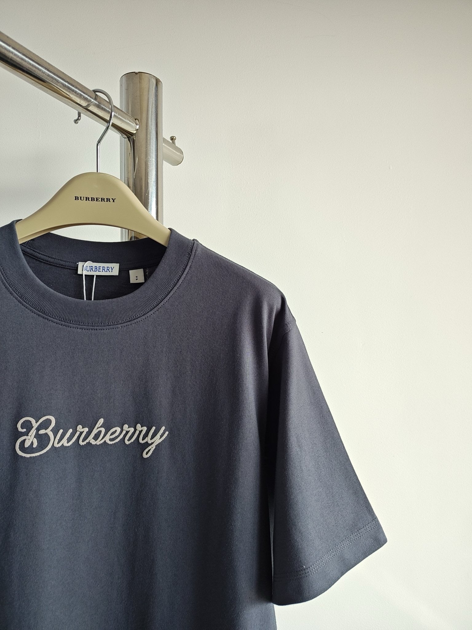 Schwarz-weißes T-Shirt