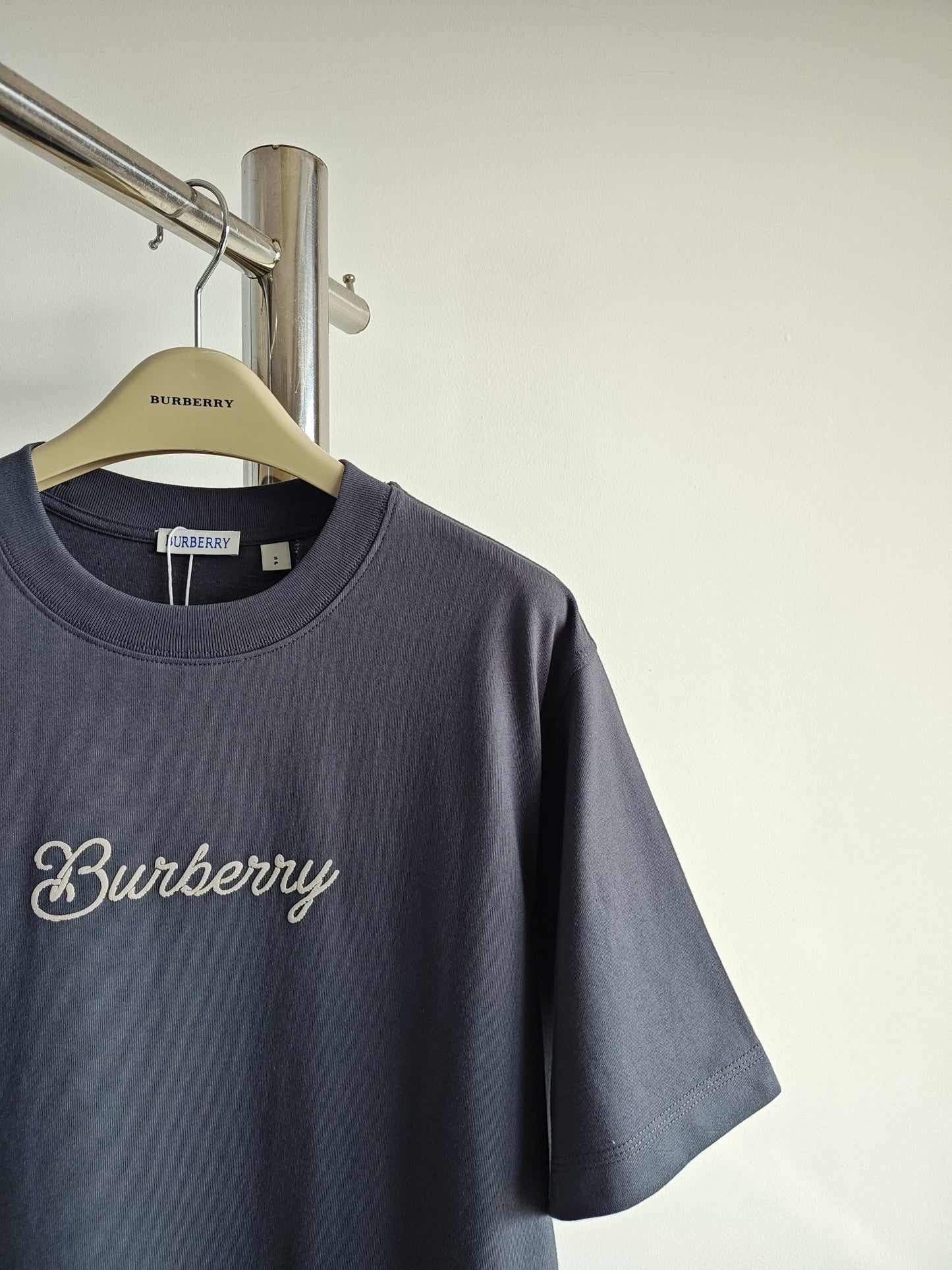 Schwarz-weißes T-Shirt