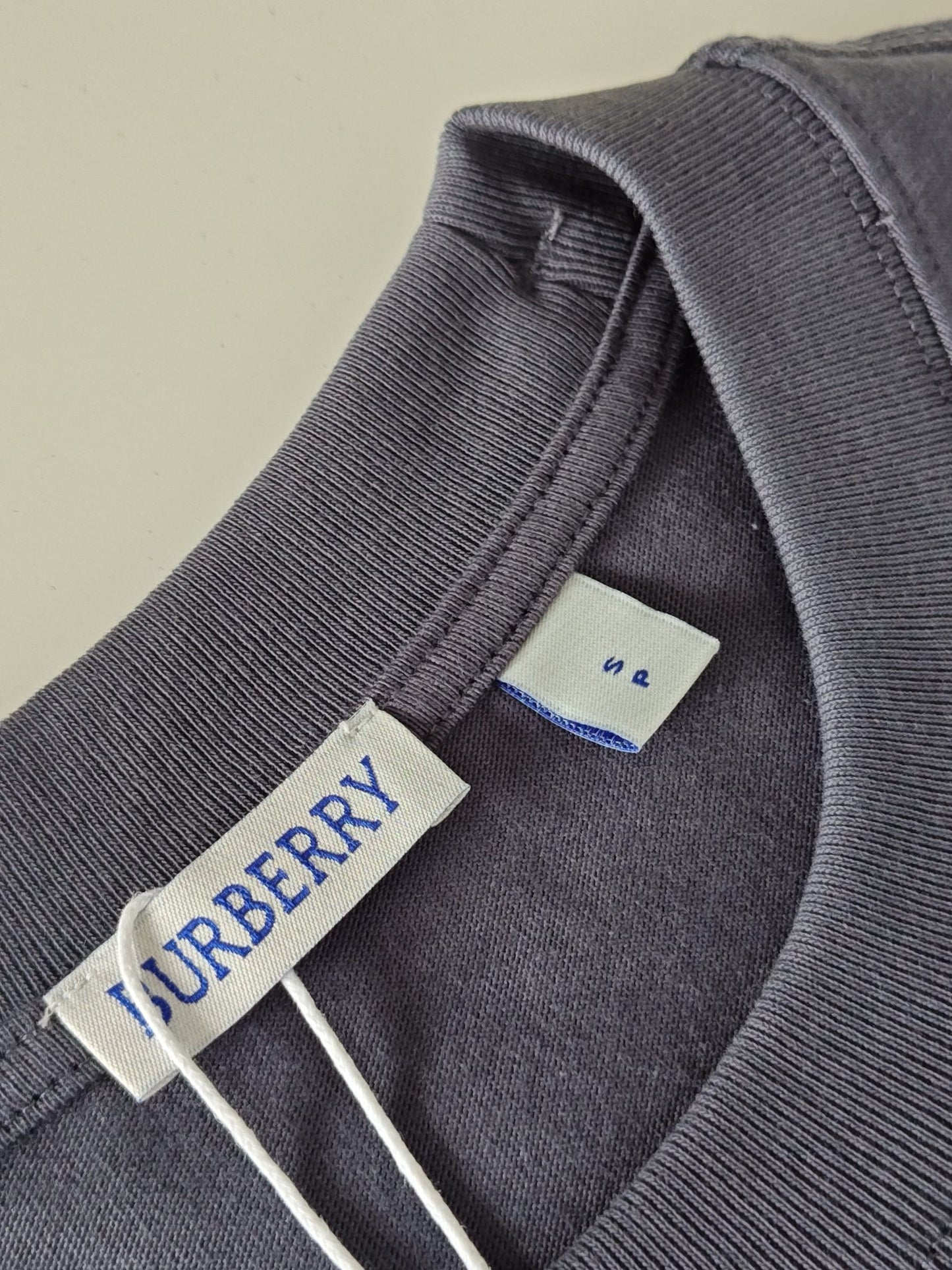 Schwarz-weißes T-Shirt