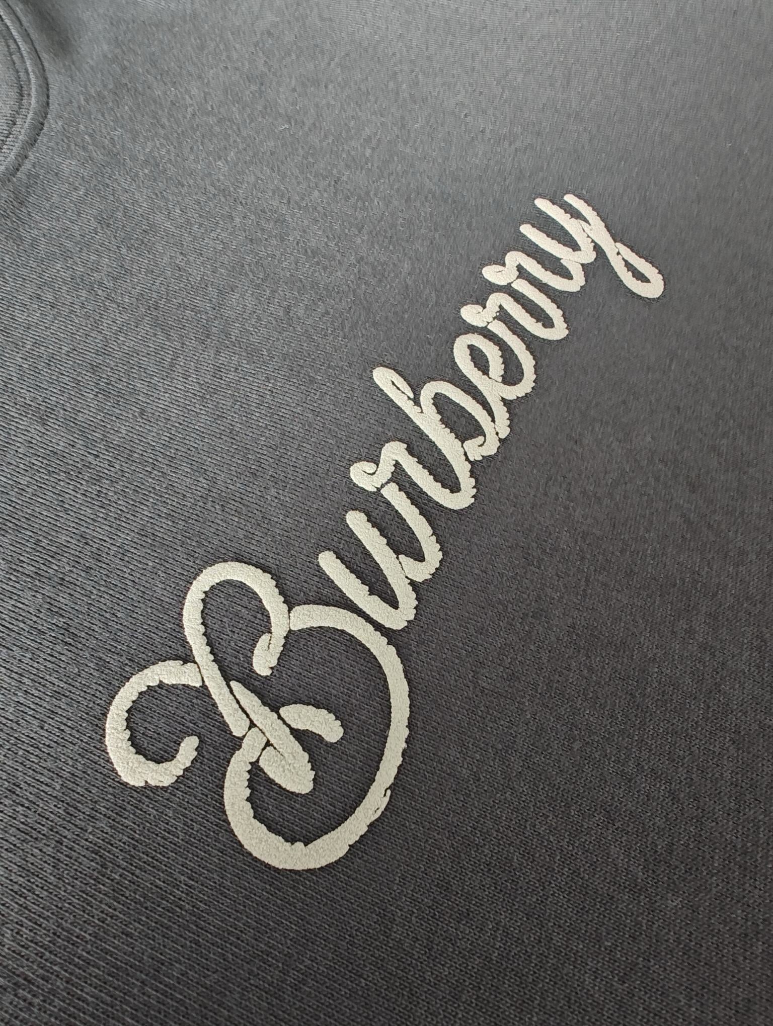 Schwarz-weißes T-Shirt
