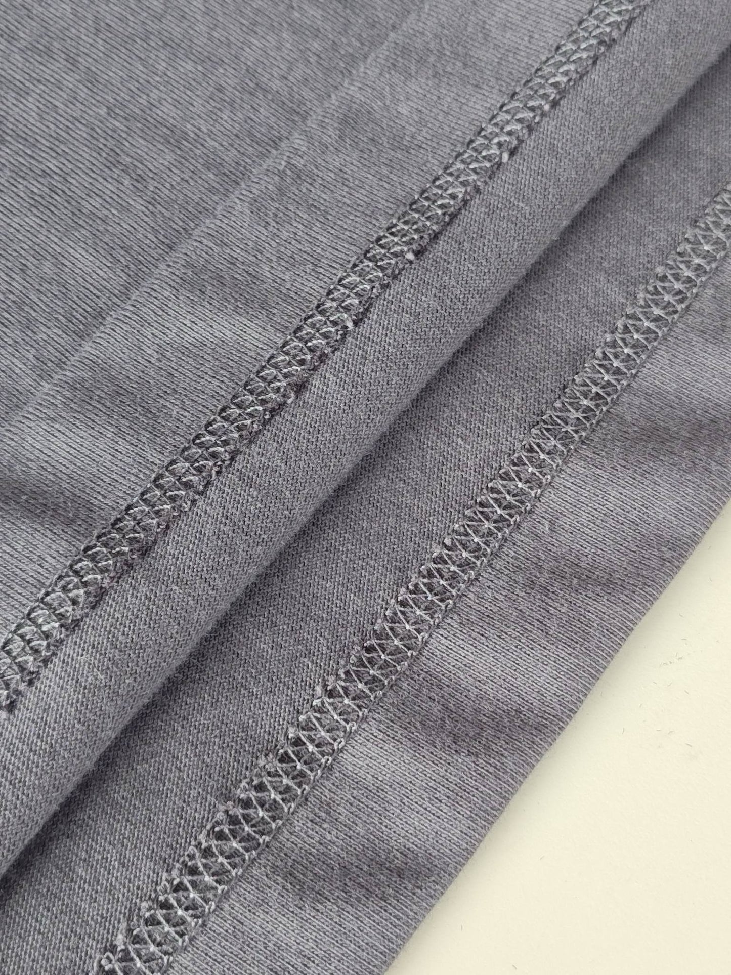 Schwarz-weißes T-Shirt