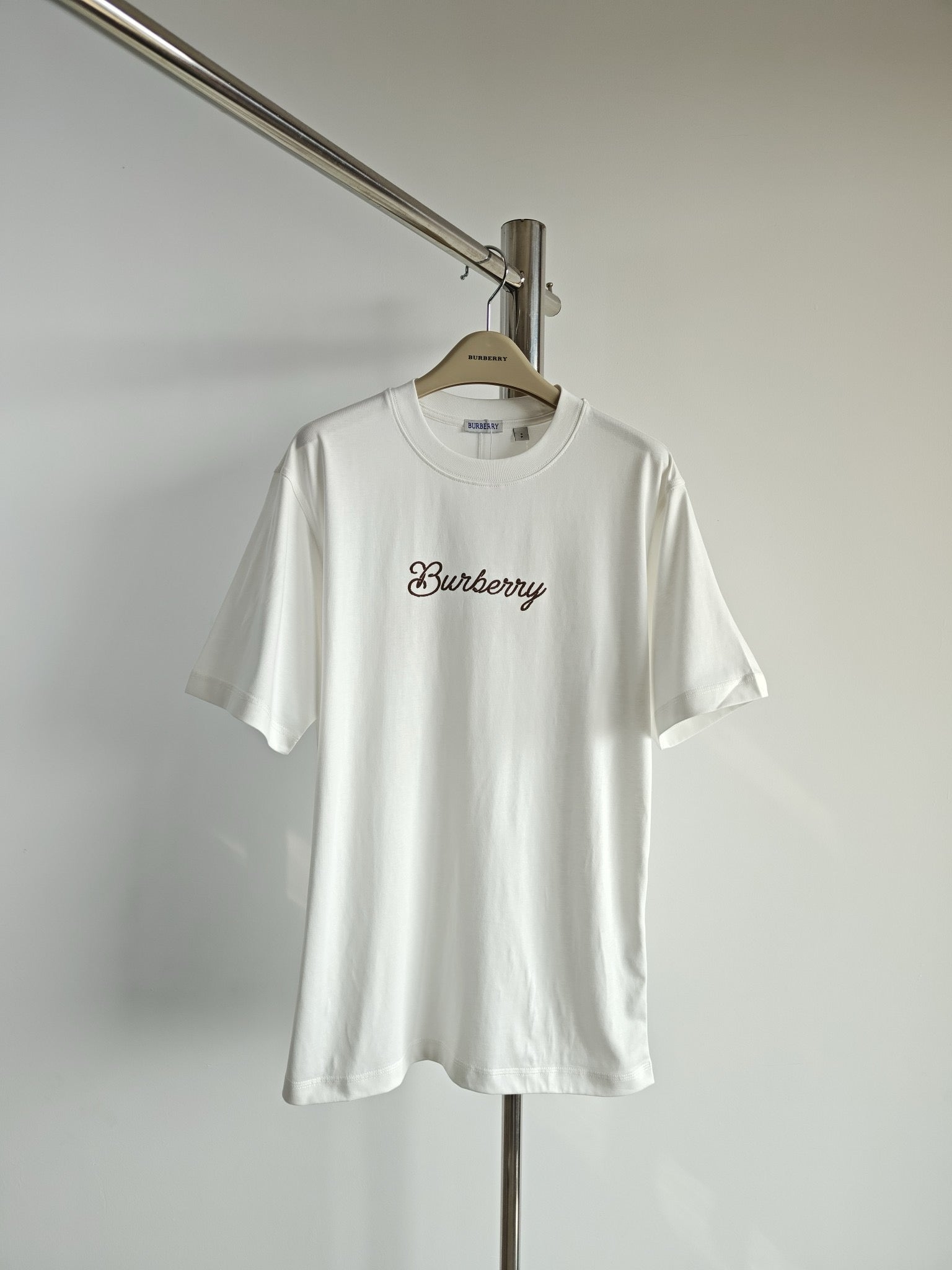 Schwarz-weißes T-Shirt