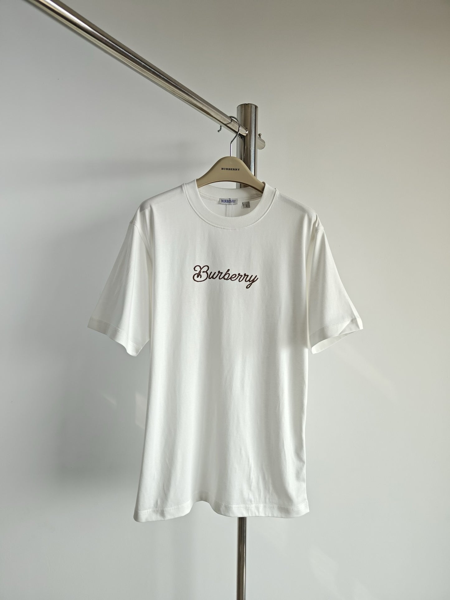 Schwarz-weißes T-Shirt