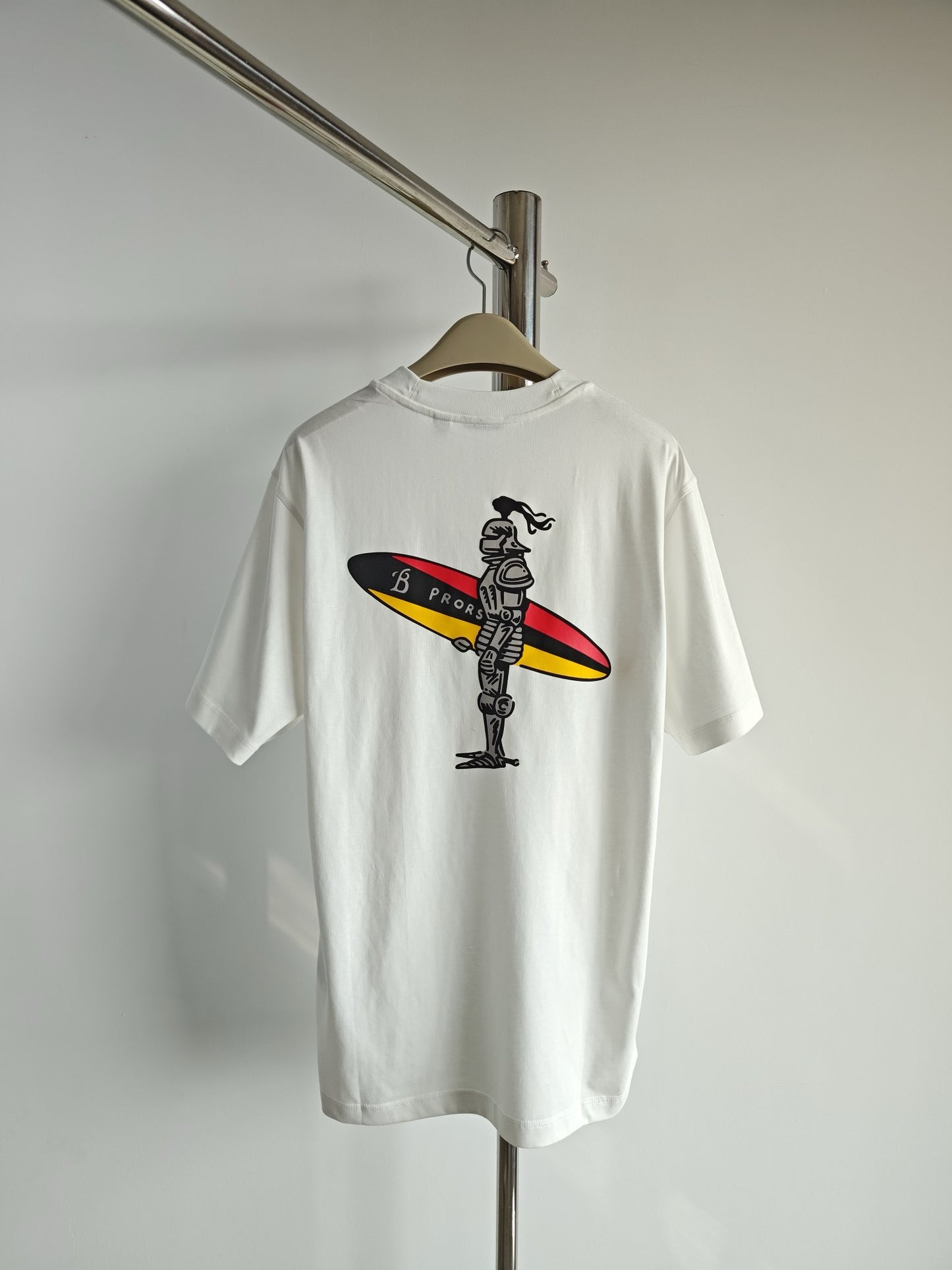 Schwarz-weißes T-Shirt