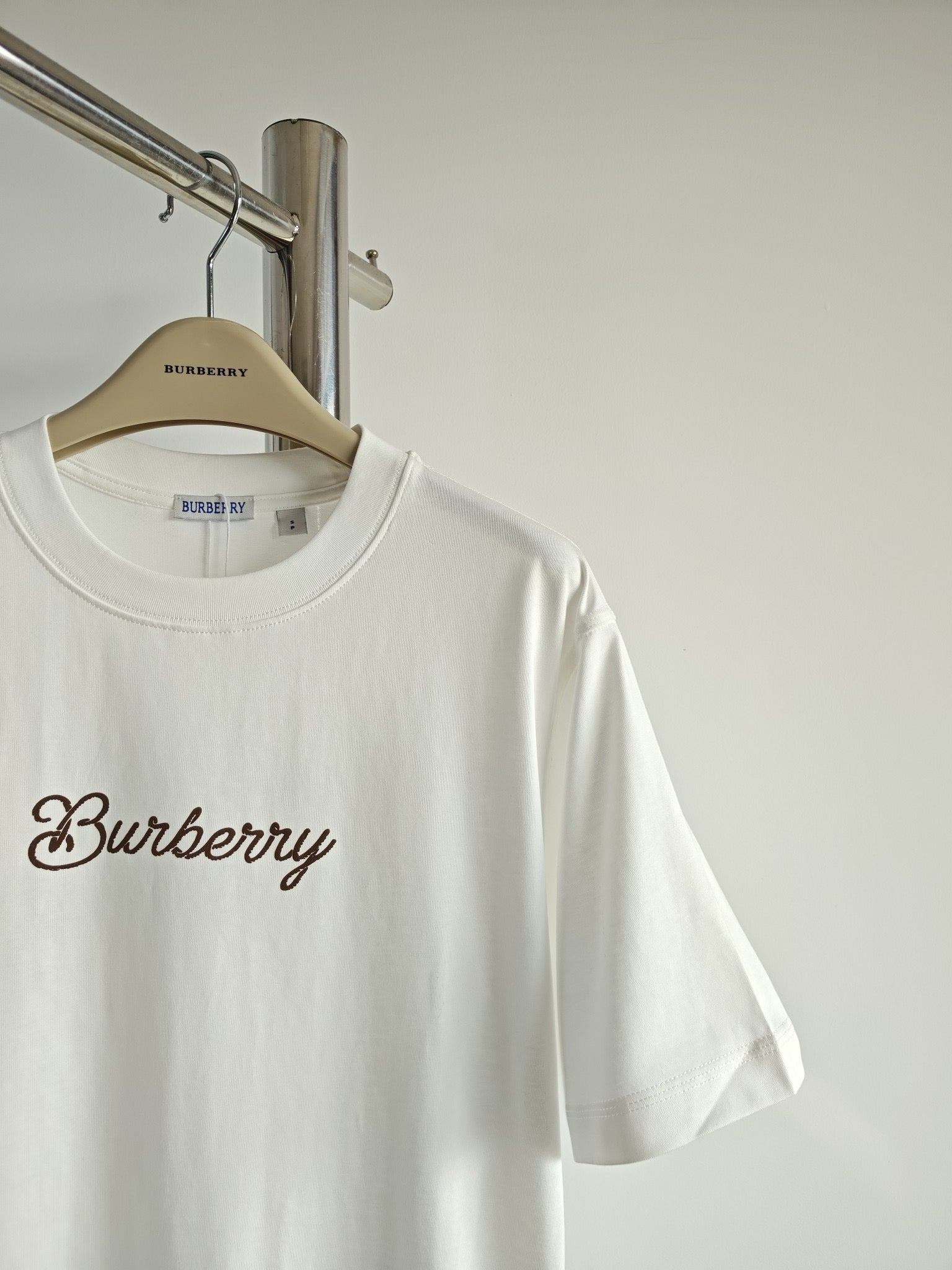 Schwarz-weißes T-Shirt