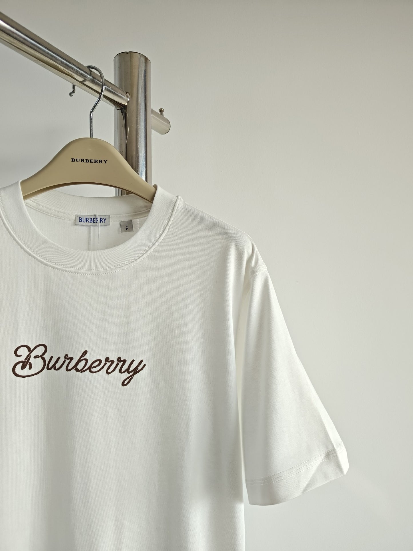 Schwarz-weißes T-Shirt