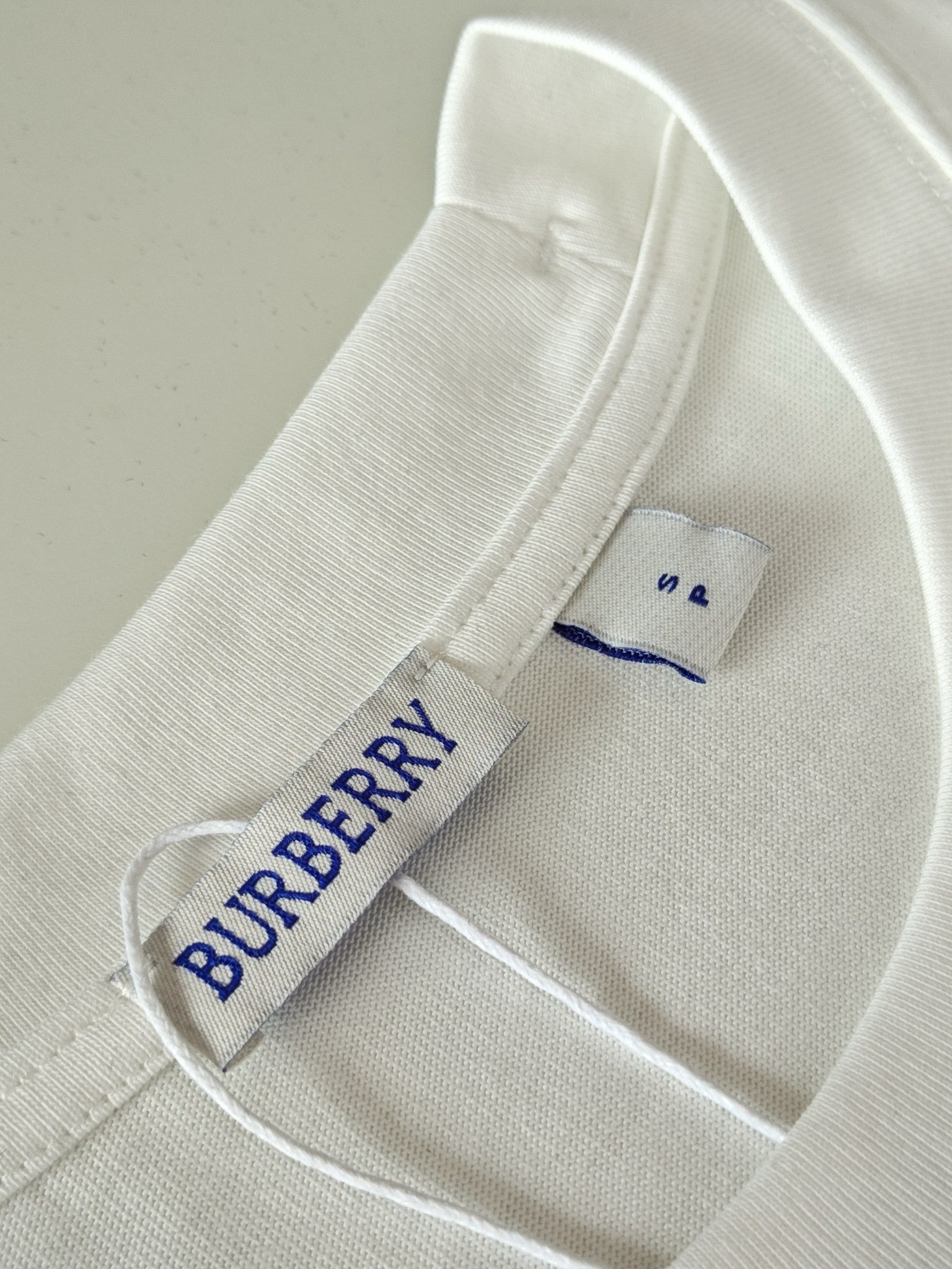 Schwarz-weißes T-Shirt