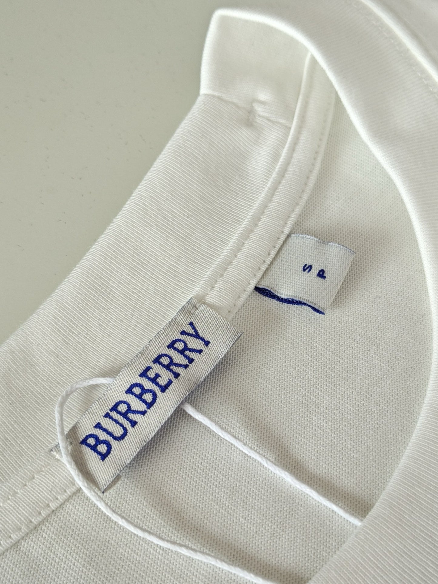 Schwarz-weißes T-Shirt