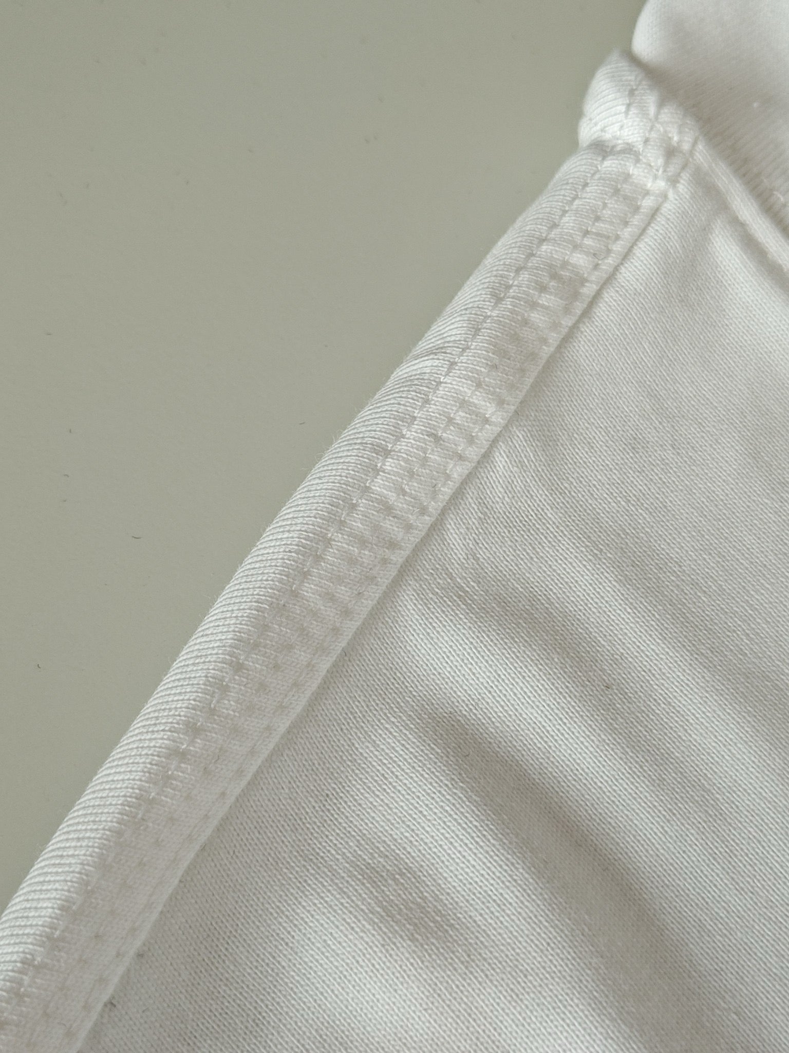 Schwarz-weißes T-Shirt