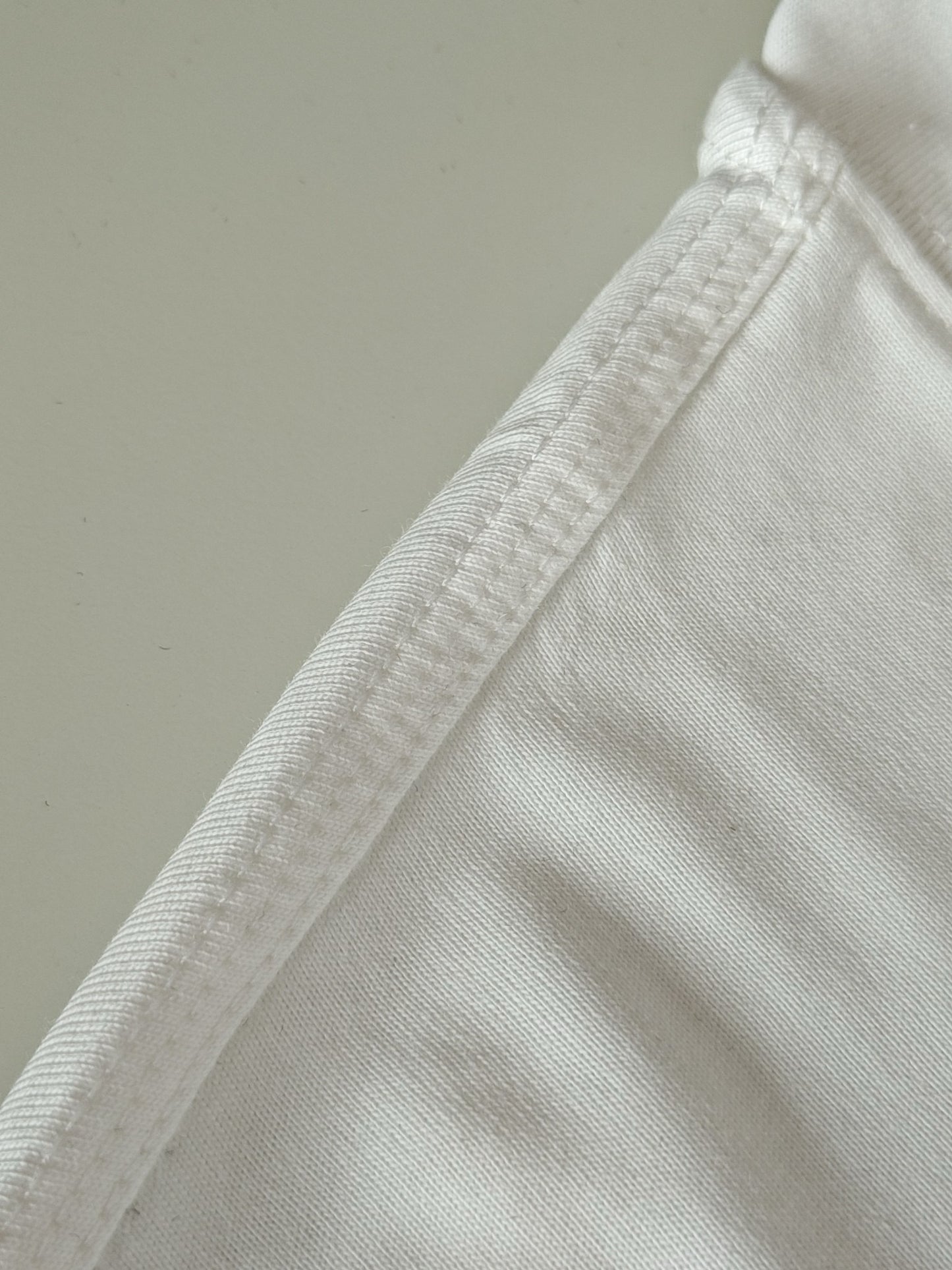 Schwarz-weißes T-Shirt