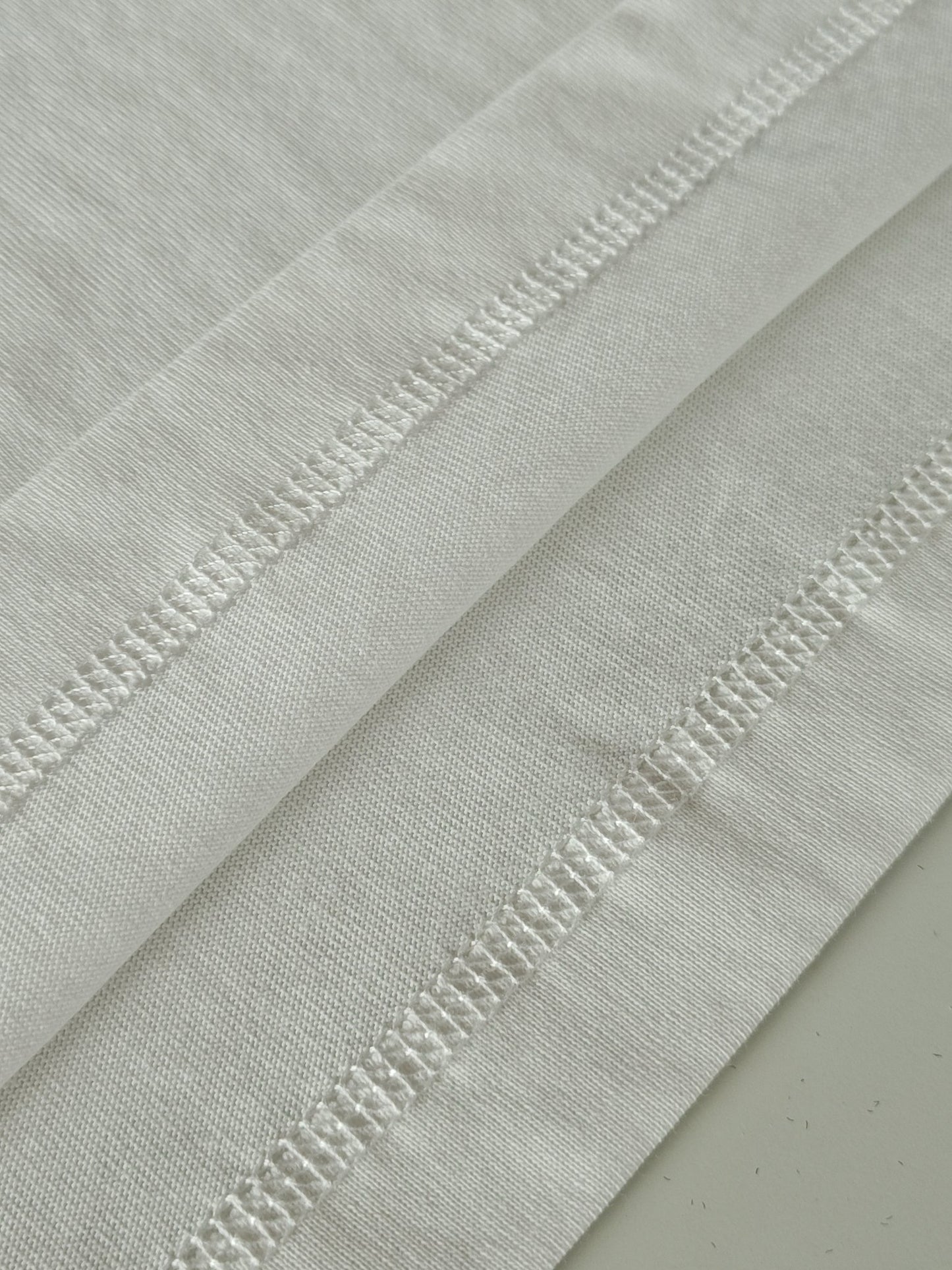 Schwarz-weißes T-Shirt