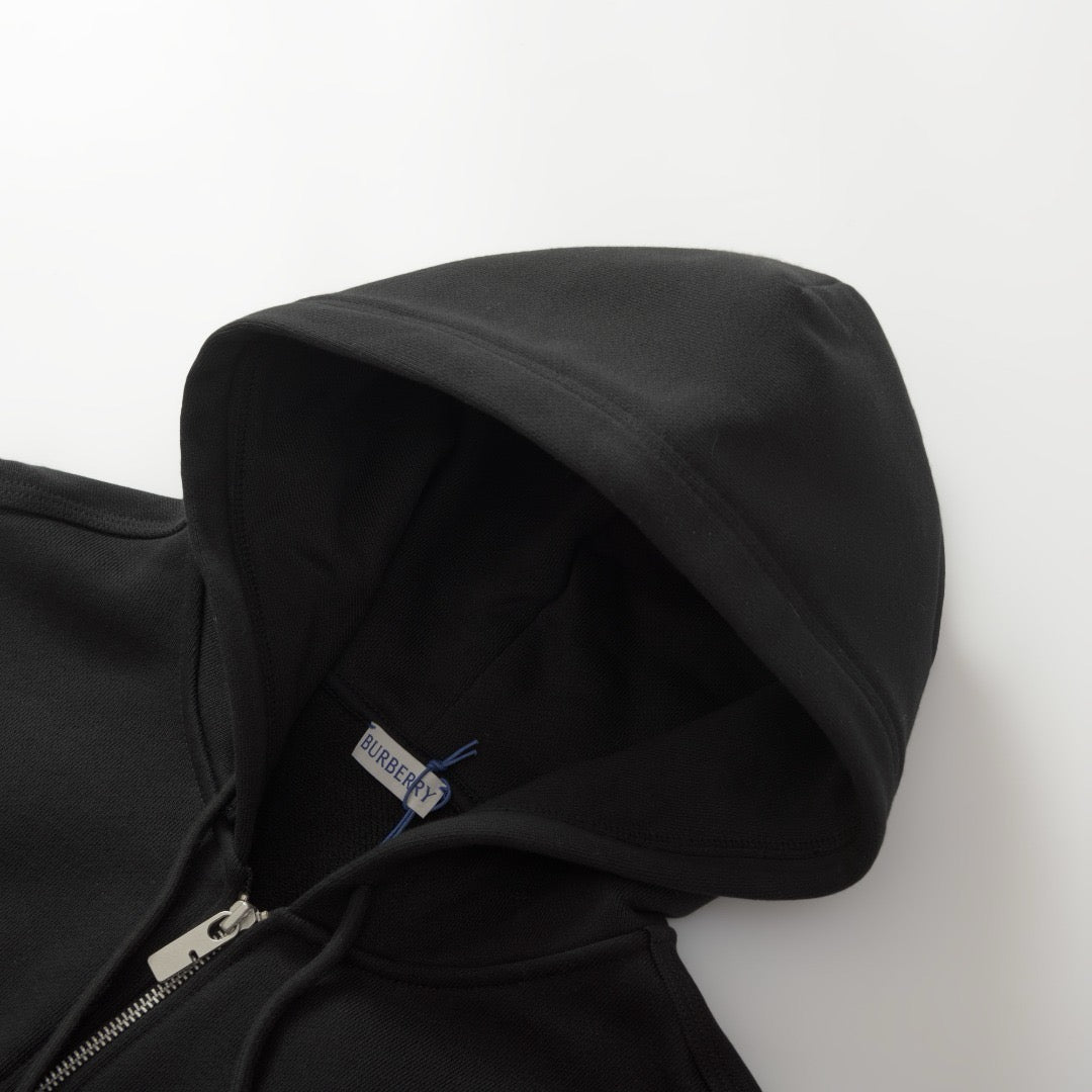 Schwarze und dunkelblaue Jacke