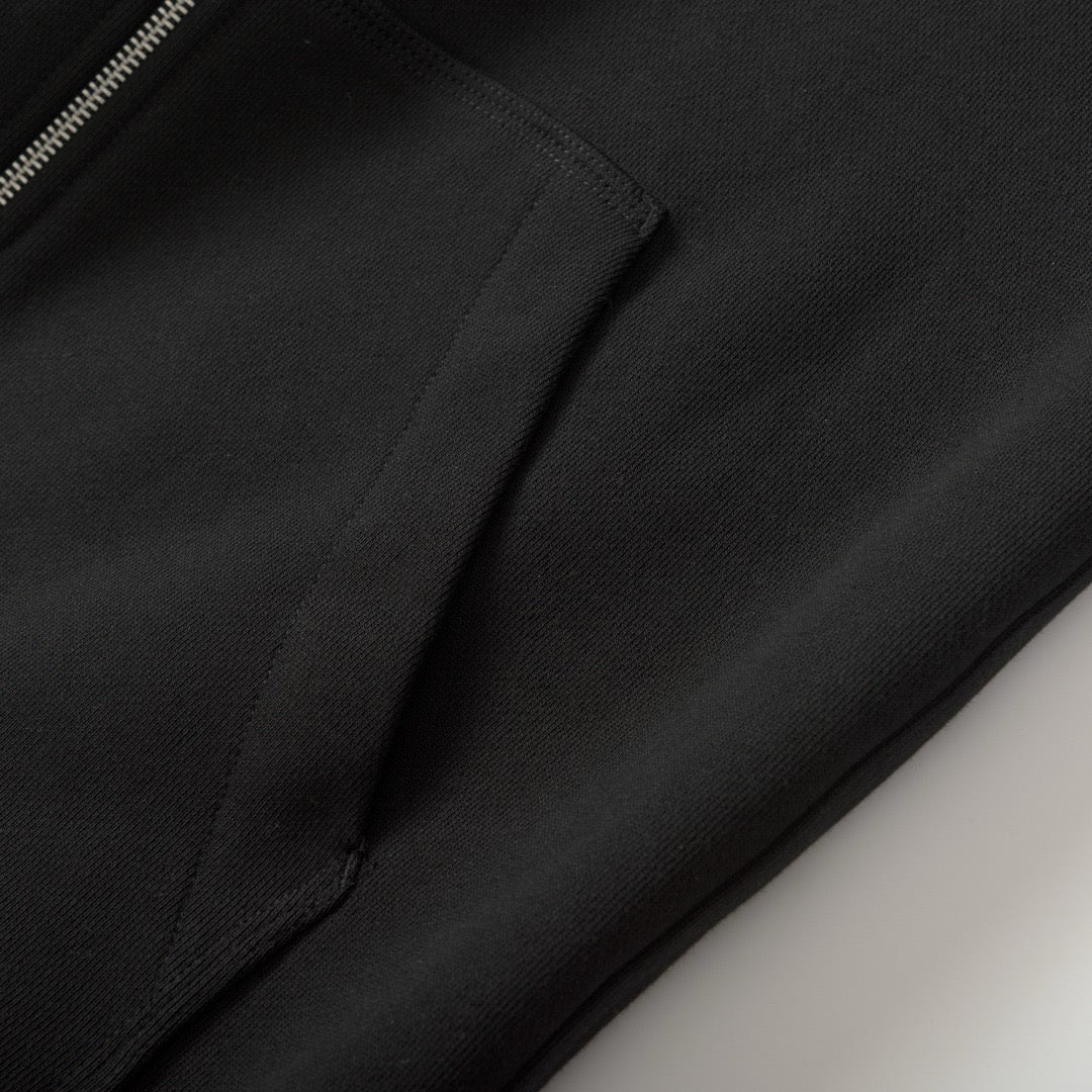 Schwarze und dunkelblaue Jacke