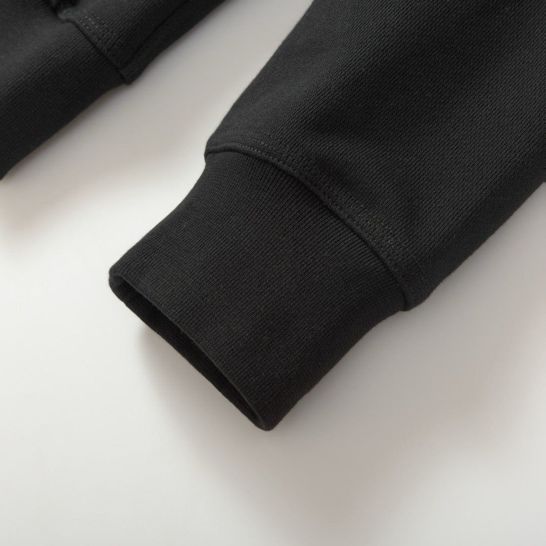 Schwarze und dunkelblaue Jacke