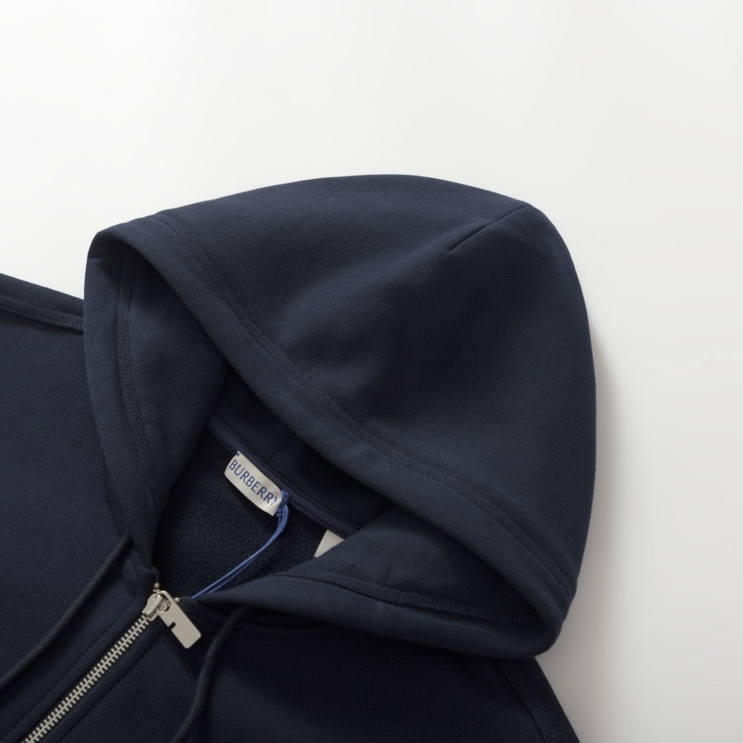 Schwarze und dunkelblaue Jacke