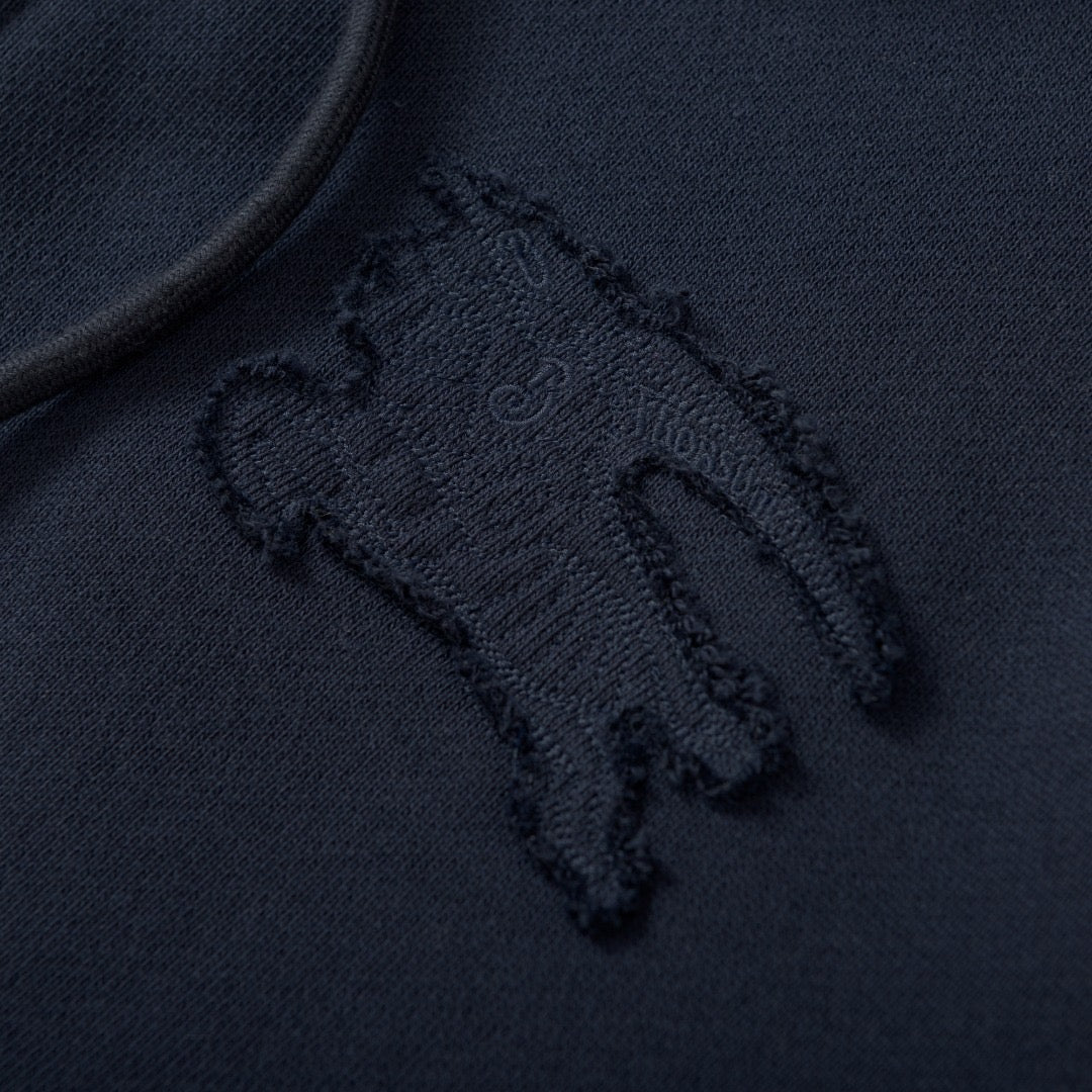 Schwarze und dunkelblaue Jacke