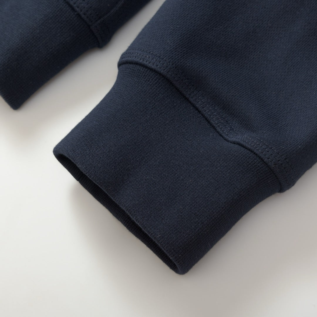 Schwarze und dunkelblaue Jacke