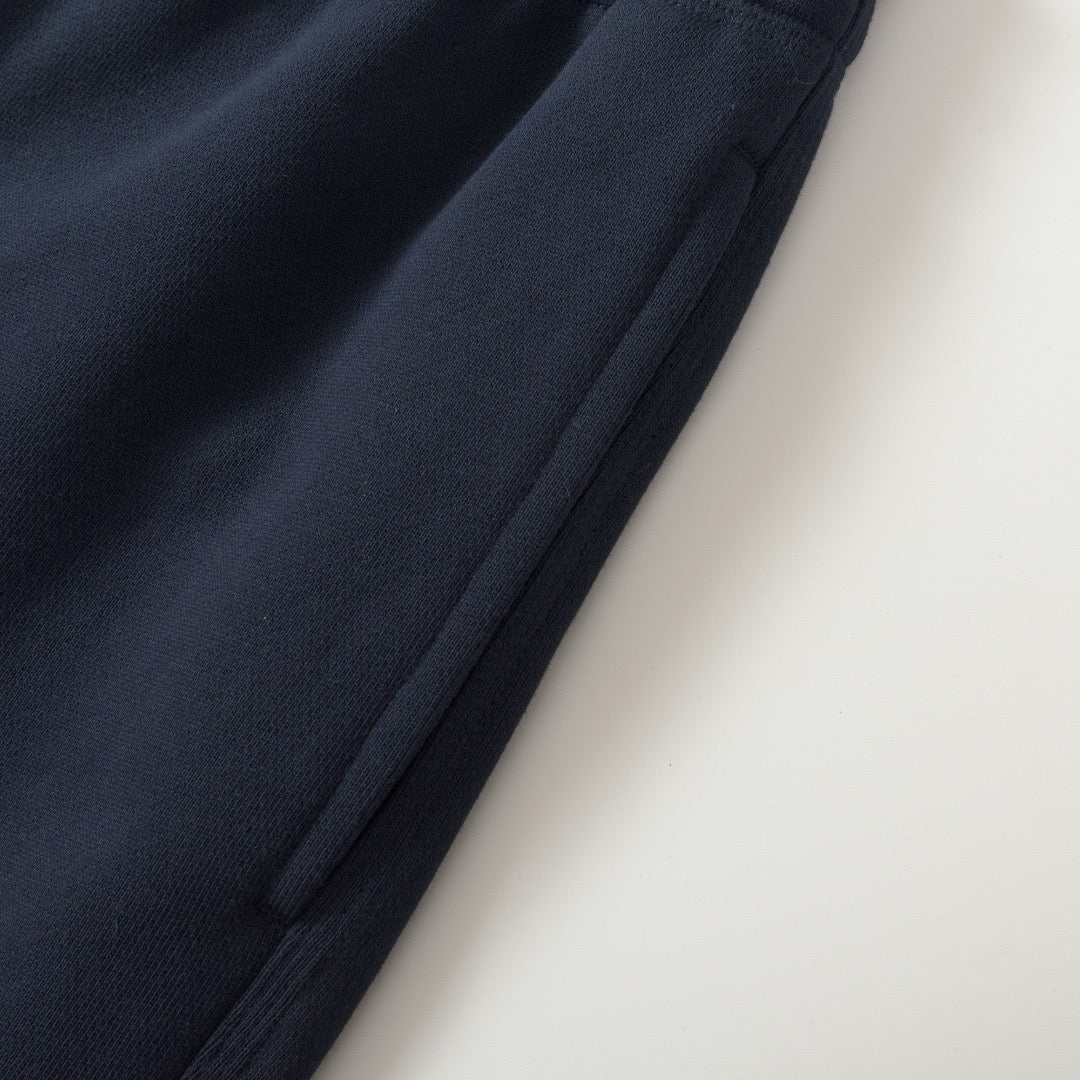 Schwarze und dunkelblaue Hose