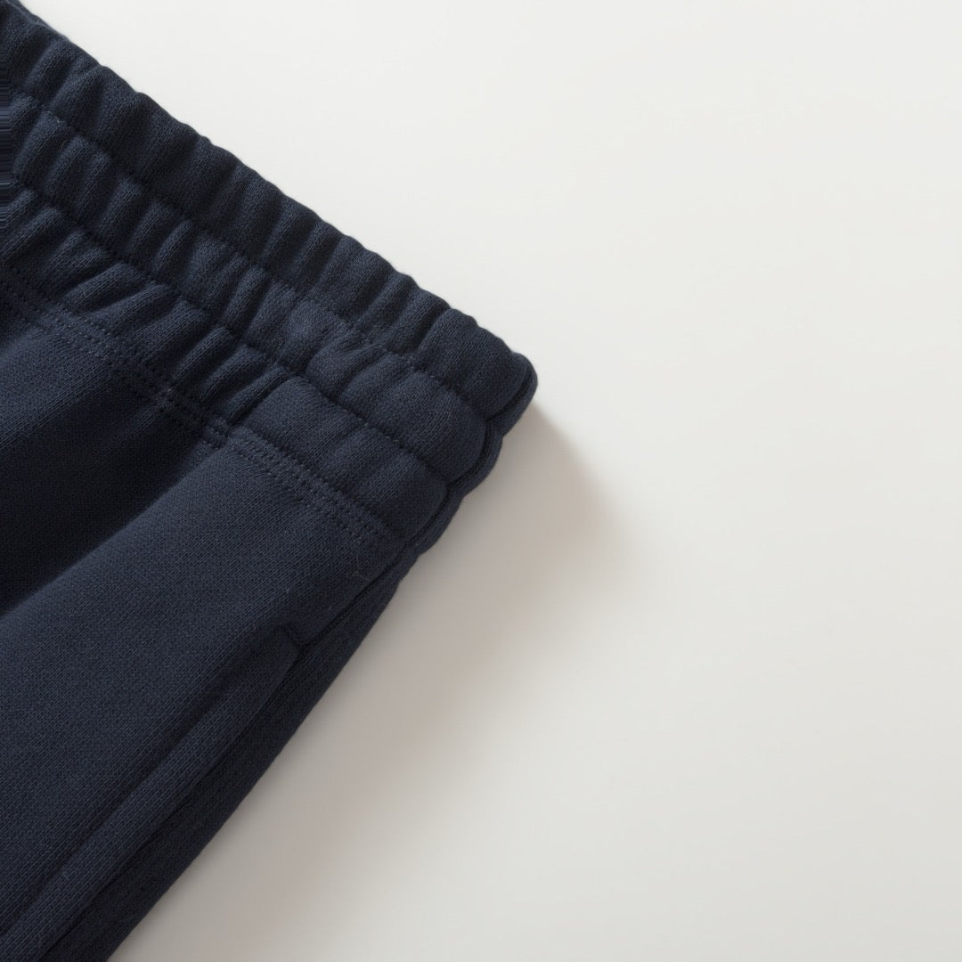 Schwarze und dunkelblaue Hose