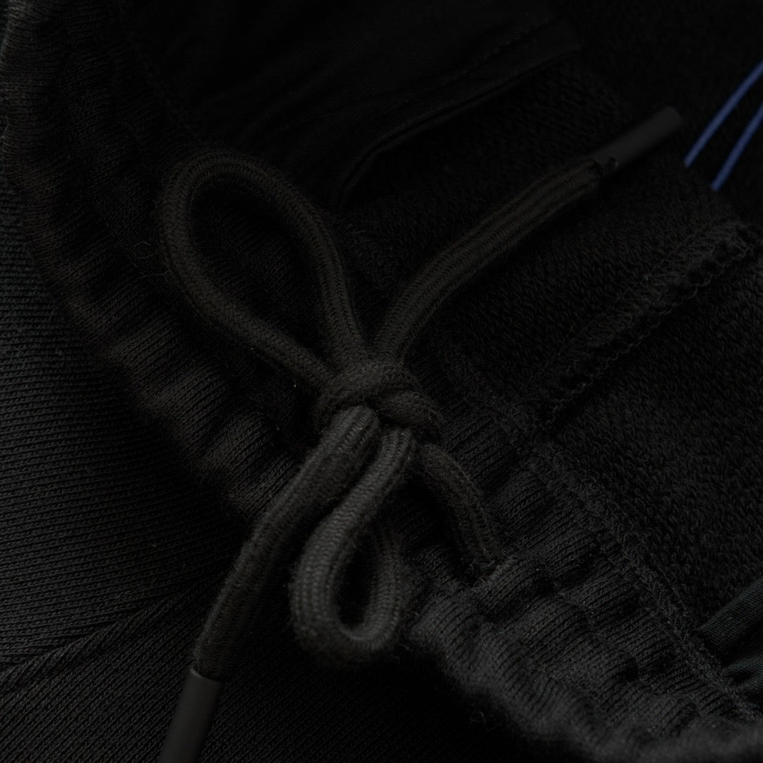 Schwarze und dunkelblaue Hose