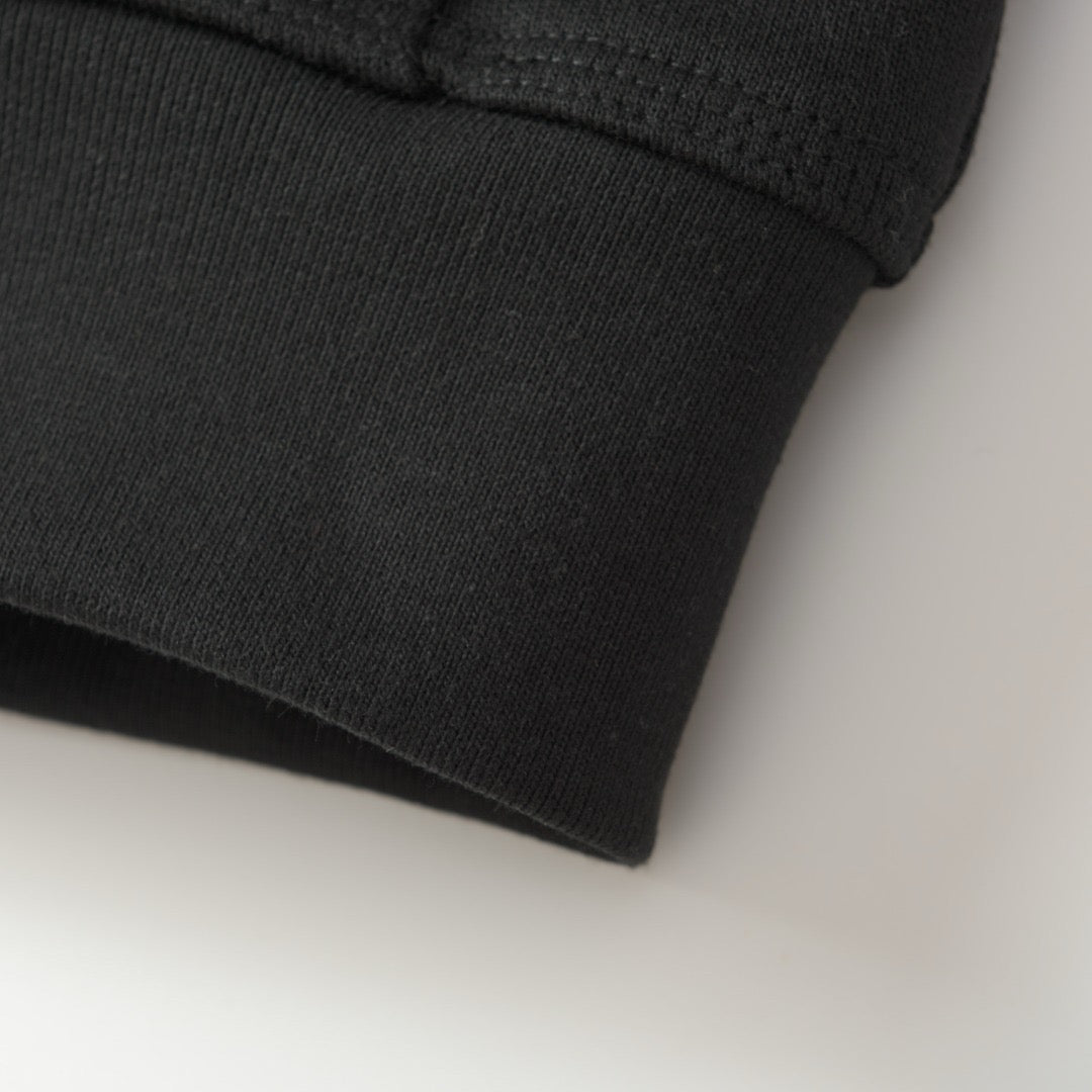 Schwarze und graue Jacke