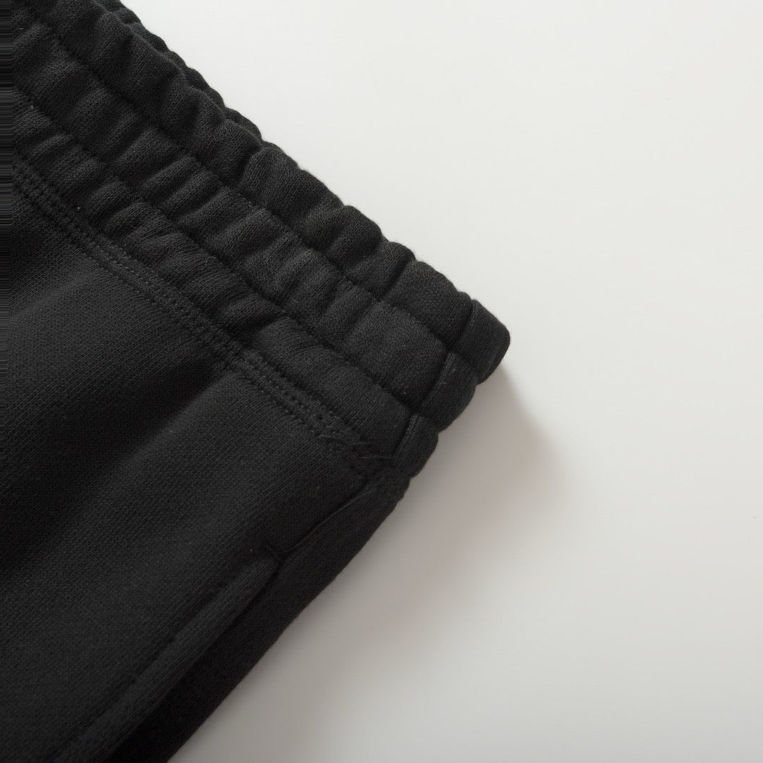 Schwarze und graue Hose