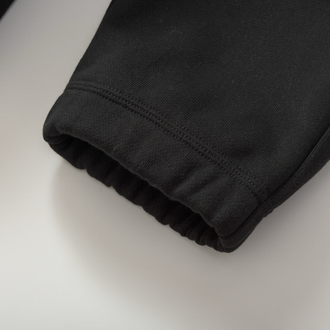 Schwarze und graue Hose