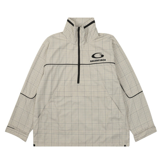 Weiße und khakifarbene Jacke