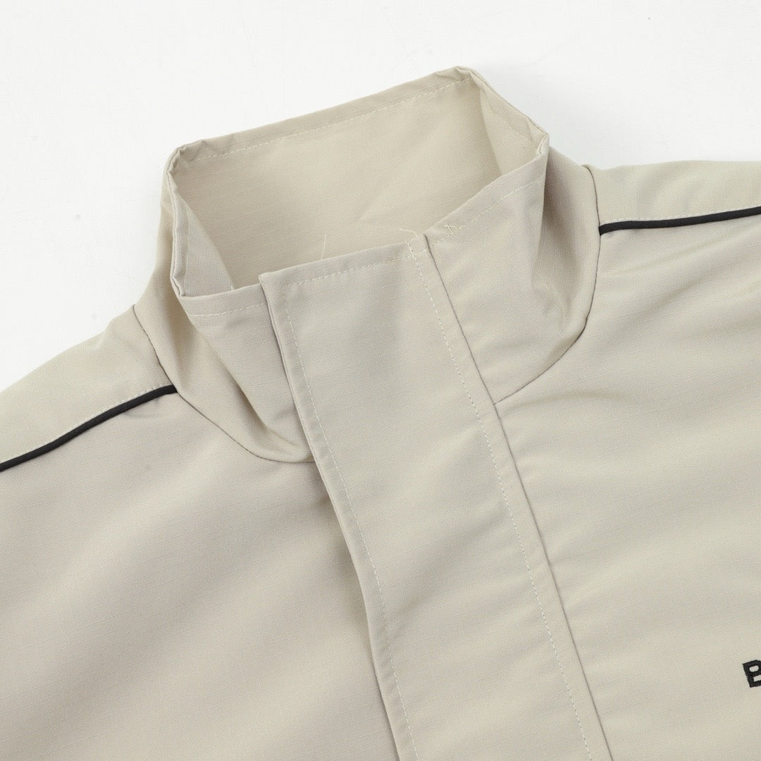 Schwarze und khakigrüne Jacke