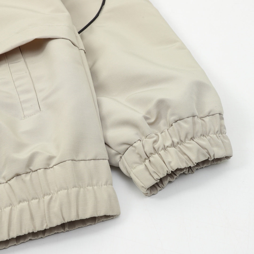 Schwarze und khakigrüne Jacke