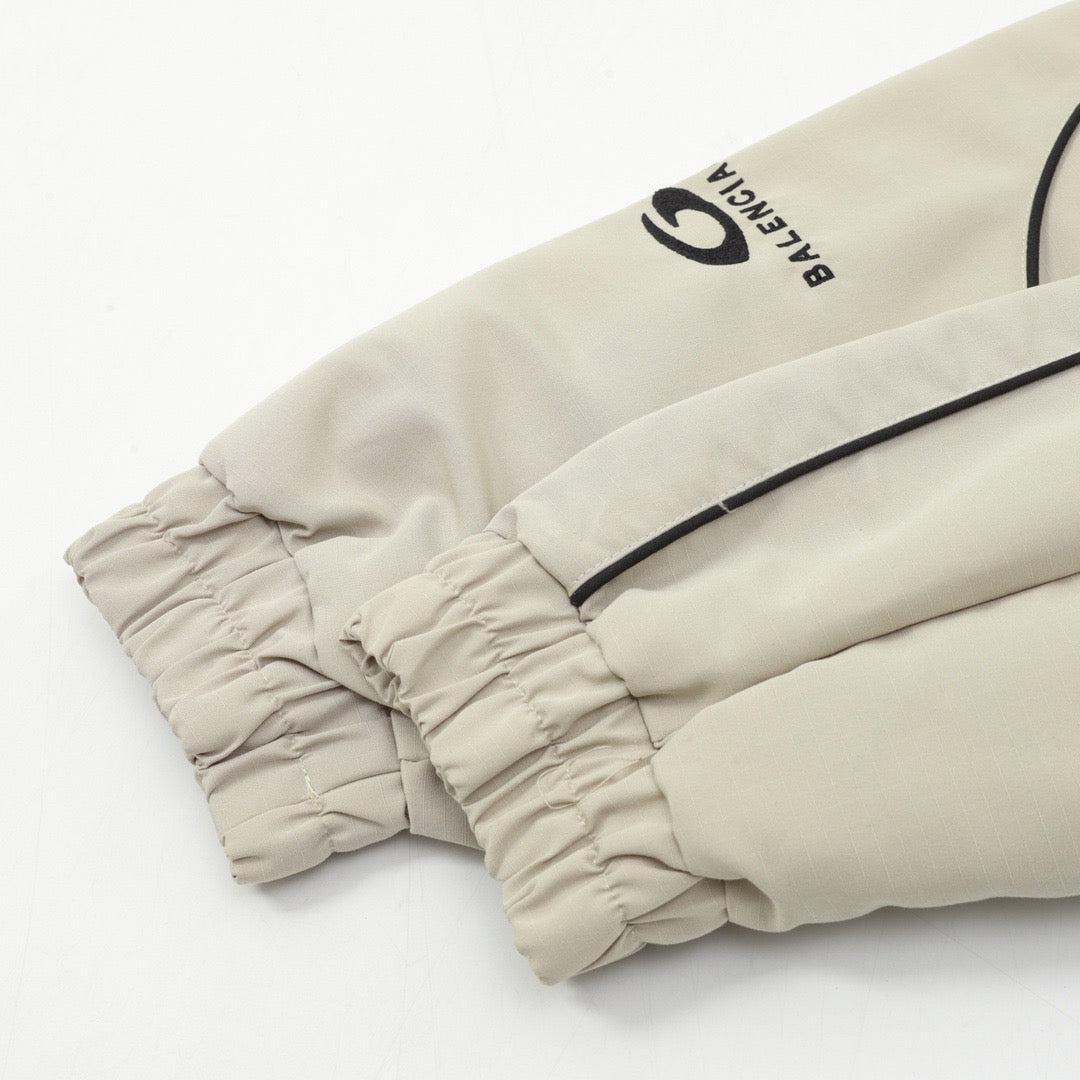 Schwarze und khakigrüne Jacke